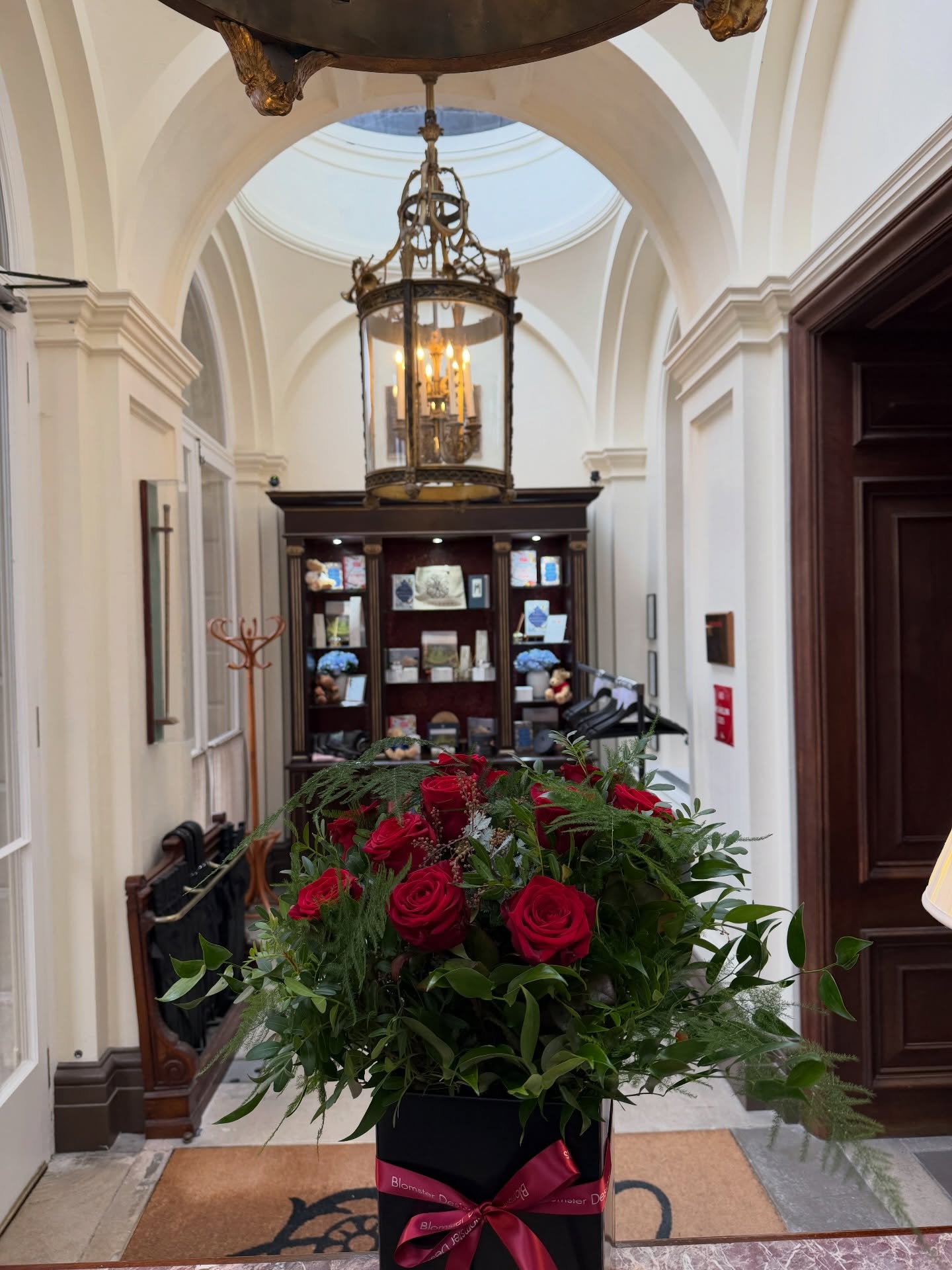 Cliveden the perfect for romance ❤️ Beautiful Red Naomi roses ready for a guest.
#redroses #romance #florals #luxuryhotel @clivedenhouse
