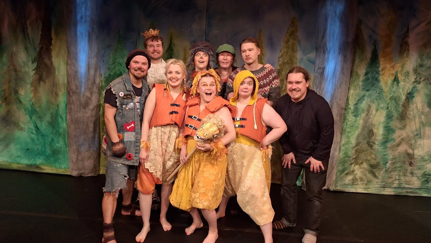 Se oli siinä! Eilen hyvästelimme Ootko mun kaverlji? produktion iloisin ja haikein mielin täyden katsomon edessä 🥰😥. Tämä on ollut upea matka, paljon naurua, laulua ja rakkautta 🧡. Välillä meitäkin koeteltiin flunssa- sun muiden pöpöjen taholta ja jouduimme joulukuun esitykset perumaan. Uusi vuosi toi mukanaan valoa ja paljon uusia kaverljeita katsomoon. Suuri kiitos teille kaikille, jotka kävitte katsomassa Kaverljeiden seikkailuja ja kiitos ihanista palautteista, joita olemme saaneet 🧡
Näiden kuvien myötä toivotamme kaikille ihanaa tätä vuotta. Ollaan kilttejä toisillemme ja myös eläimille 😊
T. Kaverljit 🧡