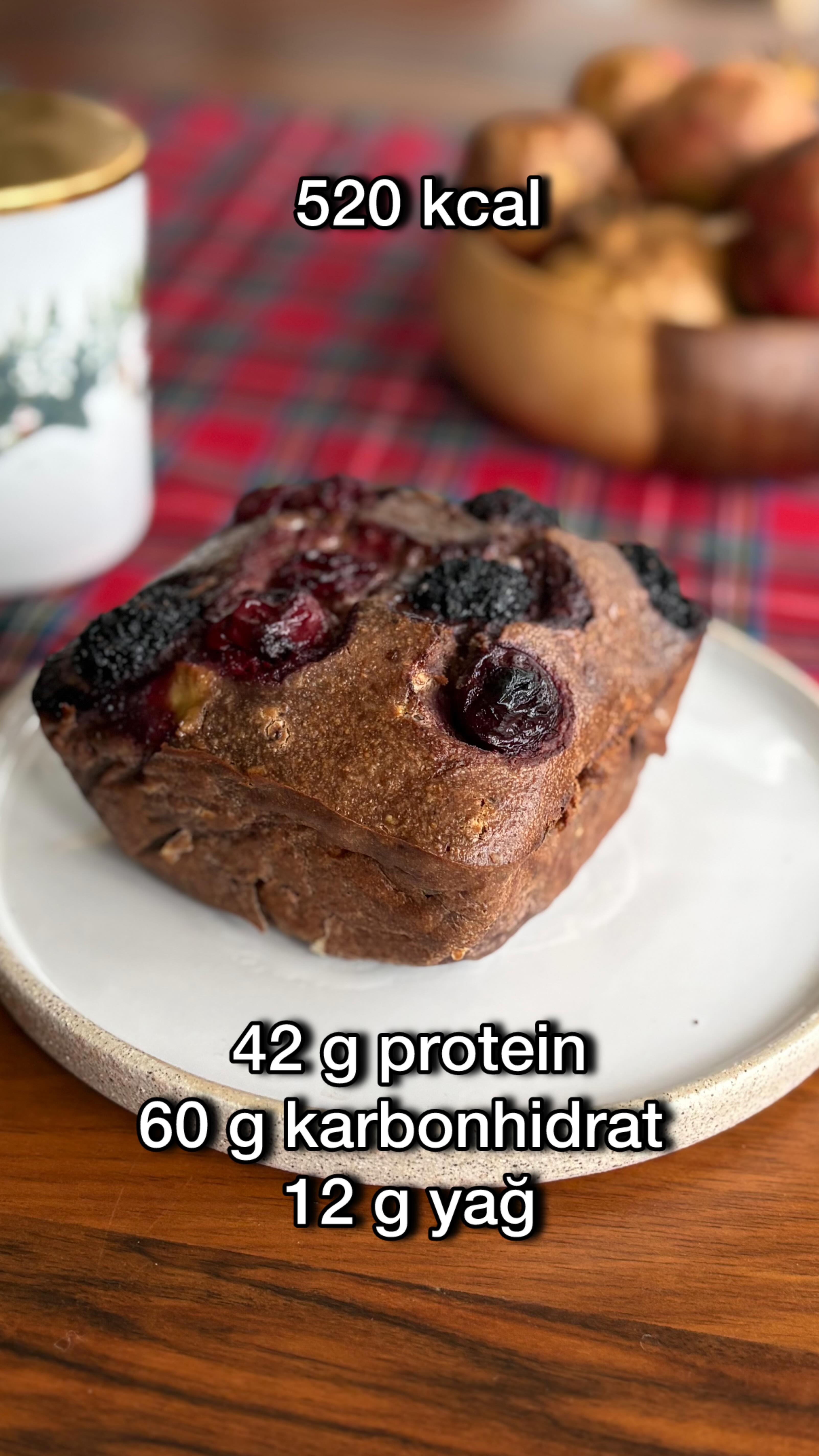 Öğün yerine geçebilecek bir kek; basit, hızlı ve lezzetli
40g yulaf unu
100g yoğurt
1yumurta
1 tatlı kaşığı kakao
1 ölçek protein tozu
1 muz
*Dilerseniz piştikten sonra 1 kaşık bal gezdirebilirsiniz.
Besin Değerleri (1 porsiyon)
Toplam Kalori: ~520 kcal
Makrolar:
• Protein: ~42 g
• Karbonhidrat: ~60 g
• Yağ: ~12 g
Tüm malzemeleri bir karıştırma kabına alın.
Blender veya çırpıcı yardımıyla pürüzsüz bir kıvam elde edene kadar karıştırın.
200C fırında 25dk pişirin.
#fitnessbeslenme
#yüksekprotein
#sağlıklıyemek
#sporyaşam
#fitrecipe