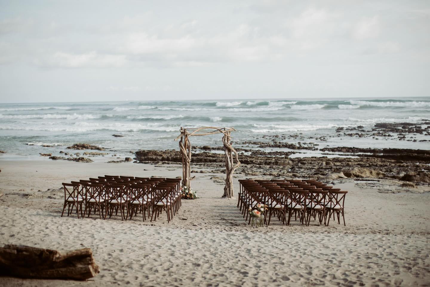 When the stage is set, there is only one thing left to do 💕🤵🏻👰🏼♀️💕
Venue - @nekaui_costa_rica
Photography - @meganmccullor_photography
Altar & flowers - @stylos_y_flores
Rentals - @costamesaeventrentals
Catering - @jameskelly_cr
Hair & makeup - @stylist_santa_teresa
DJ - @djguana_cr
Bar - @driftbarcr
#blissweddingscr #destinationweddingplanner #costaricawedding #weddingceremony #beachwedding