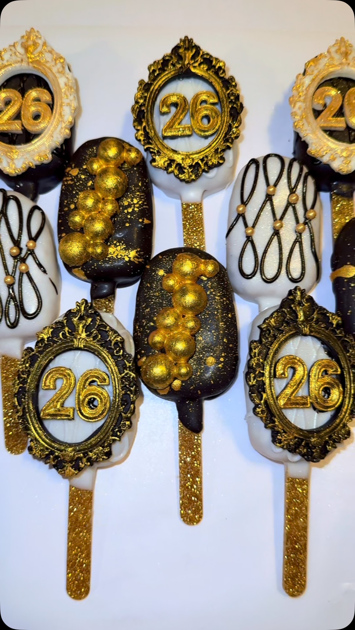 When the desserts understand the assignment better than the guests..
.
.
.
.
.
.
.
,
#cakesicles #luxurydesserts #dessertaesthetic #bakerhumor #customdesserts