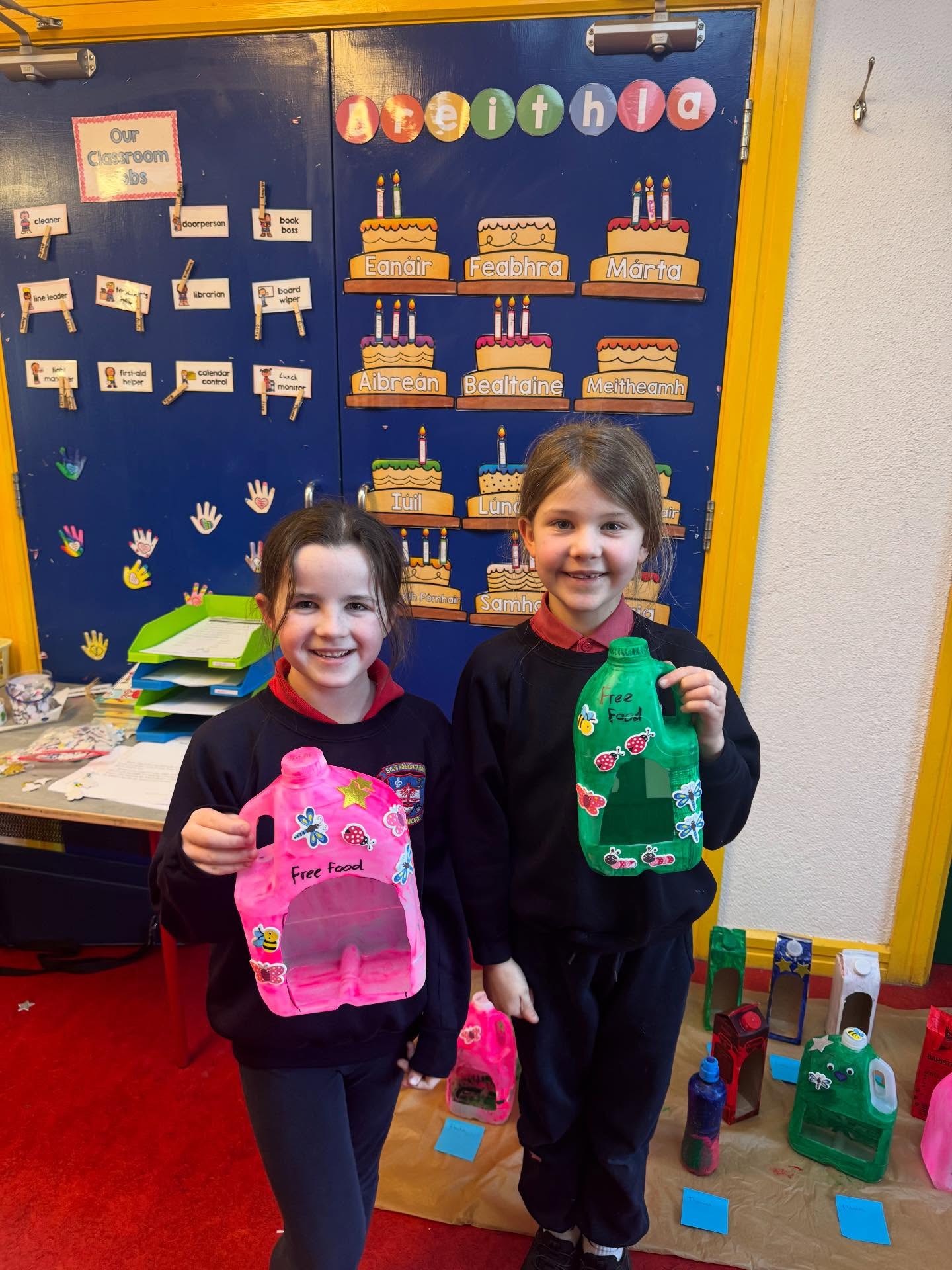 Turning empty milk cartons into five-star bird feeders ✨
A little imagination + a lot of glitter = pure magic 💖♻️