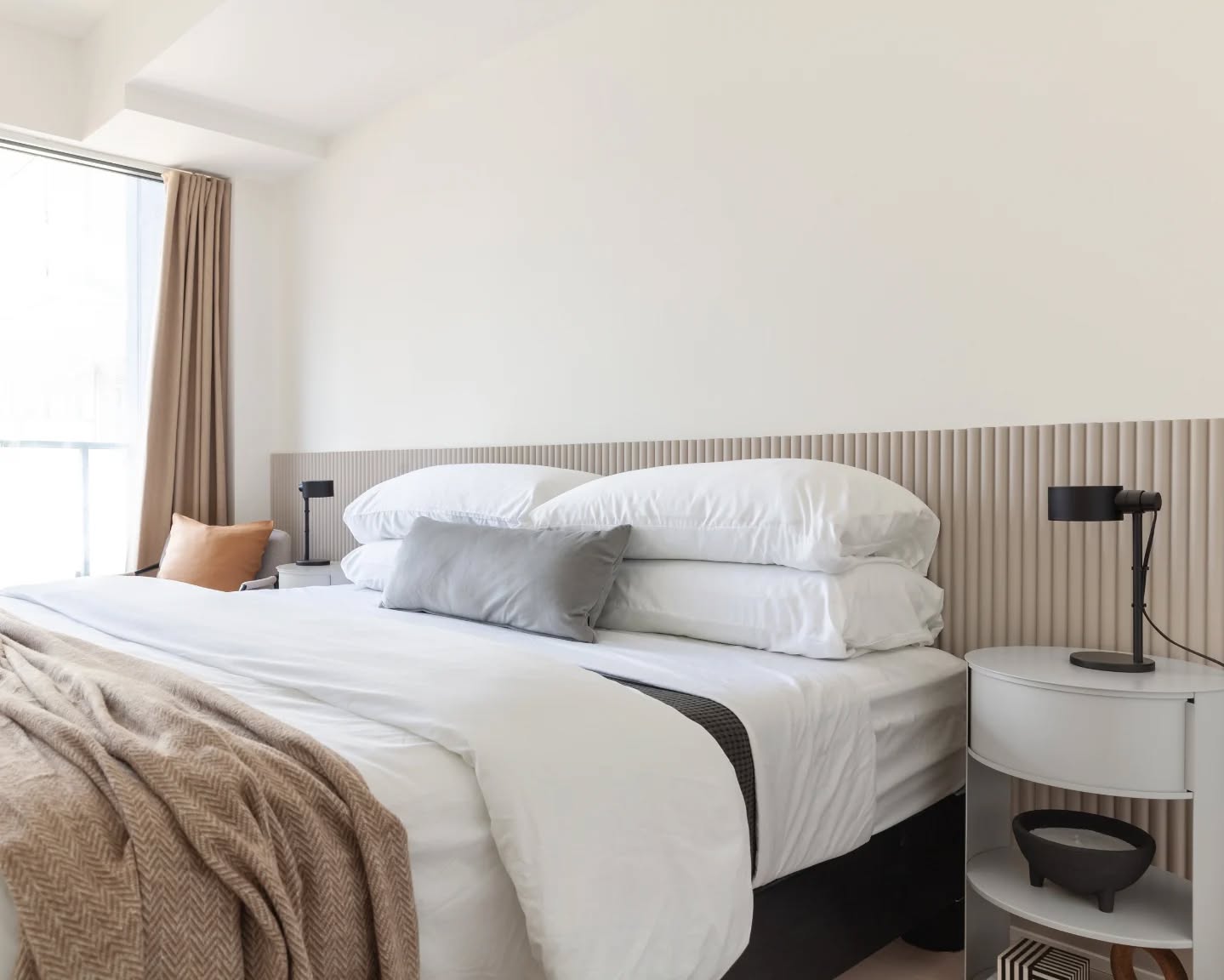 ✨Small space tip✨
Intentionally layering details behind the bed can help save precious walkway space at the foot of the bed, visually anchor the furnishings and also visually extend the width of the room. Can't beat this win win win solution!
-
#aloeprojectbob
#smallspacesolutions #headboardwall #sherwinwilliamspaint