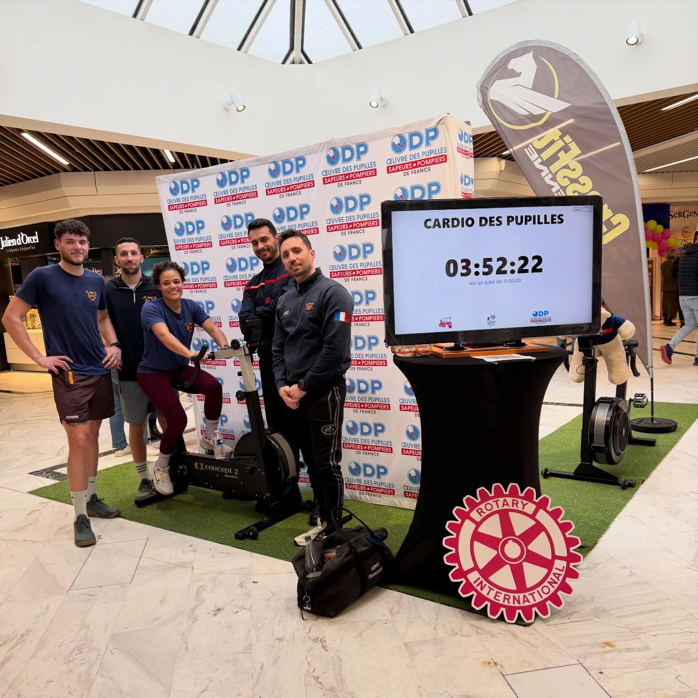 🚒 Solidarité et engagement aujourd’hui à Carrefour Laval 🚴♂️
Aujourd’hui, la galerie Carrefour de Laval accueillait un bel événement solidaire au profit de l’Œuvre des Pupilles des Sapeurs-Pompiers.
Le défi : parcourir un maximum de kilomètres sur les Vélos CrossFit Mayenne afin soutenir cette cause essentielle.
Tout au long de la journée, les sapeurs-pompiers se sont relayés lors de sessions d’une heure, donnant le meilleur d’eux-mêmes pour accumuler le plus de distance possible et sensibiliser le public à leur engagement.
Sur place, il était également possible de partager une crêpe, d’échanger avec les pompiers et de faire un don pour soutenir les pupilles.
👉 Vous pouvez encore participer jusqu’à ce soir, soit en passant directement sur place, soit en effectuant un don via le lien en Photo 3 sur ce post.
Un grand merci à tous ceux qui se mobilisent pour soutenir les pompiers et leurs familles ❤️
Chaque geste compte !
Bravo Baptiste pour l’organisation. 👌