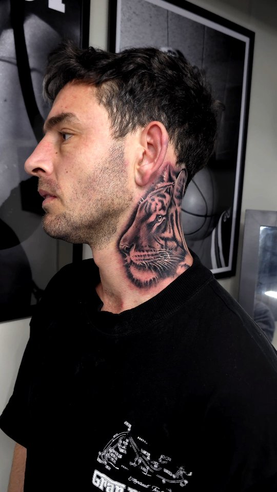TIGER
Big neck banger yesterday in the studio
Sat well getting a tattoo in a tough place 💪
Loving the new lighting in the new studio
📍Bury St Edmunds
#tattoo #necktattoo #tattooartist #suffolk #portrait