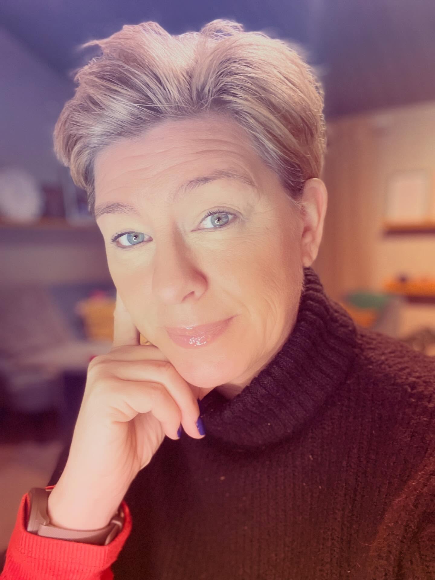 Sådärja, några veckor in på det nya året och det är redan dags för helg igen.
Veckan har bestått av illa tilltygade barn, sorg, familjekonflikter, separationer, giftiga relationer och äntligen Yogastart för mina seniorer ✨
En salig blandning med andra ord, precis som livet självt.
Ljus och mörker, alltid sida vid sida och som ständiga följeslagare.
Själv har jag lagt tid på att reflektera över tid, och åldrande.
Konstaterade i morse påväg till kiropraktorn att det är inte många år vi är ”on fire”, på topp, som vi räknas in utan undantag.
Sen kommer rynkor, trötthet, skavanker och krämpor.
Förmåner, gräddfiler och fördelar på grund av den heliga ungdomen uteblir. Tiden går fortare och det blir knappare om tid kvar.
I den här världen och det samhället vi byggt räknas ungdom, unga kroppar och ung hy.
Gärna erfaren, men det ska helst inte vara ristat i vårt utseende.
Konstigt det här med ålder och åldrande.
Ingen vill bli äldre, få vill fira födelsedagar när vi kommer en bit upp, men alla vill ändå leva länge och väl.
Himla dubbelt, att sträva efter evigt liv men inte vilja åldras.
Själv kommer jag för resten av min tid bara fylla 47 hädanefter.
Lagom långt ifrån 50 och alldeles alldeles lagom gammal.
Inte för att jag inte vill fylla år, eller för att jag inte vill bli äldre.
Tvärtom.
Mer för att ålder för med sig en ocean av ansvar och höga förväntningar.
Krav på vuxenhet och kontroll.
Och andras förväntningar klarar jag mig utan.
Samhällets normer och krav på mig som ”vuxen” klarar jag mig också väldigt bra utan.
Så, jag tänker att om jag ”bara” är 47 finns fortfarande massa utrymme för lek, nakenbad och fulsång.
Nån sa till mig för länge sedan ”Du är lika svår att fånga in och tämja som en flock vilda hästar”.
Häromdagen sa nån annan ”Kontroversiell”.
Bra analys ändå ✌🏻
Och med det sagt önskar jag dig en strålande fin helg 💫
#samtalsterapisundsvall #läkandesamtalankarsvik #anhörigstödakwarnerud