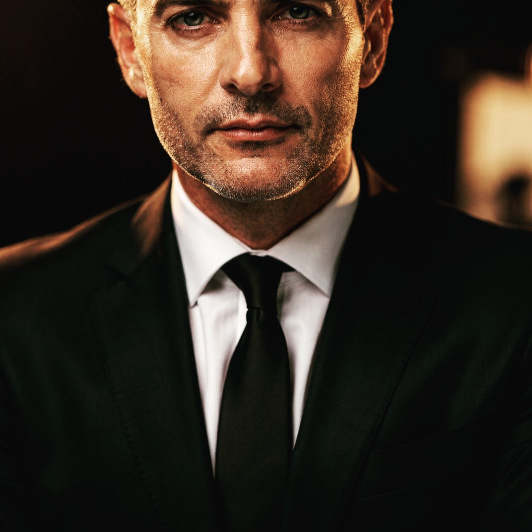 « Ce CEO était l’un des plus compétents de son entreprise.
Vision claire. Décisions solides. Résultats stables.
Mais en réunion…
il laissait toujours la place aux plus bruyants.
Ceux qui parlent fort.
Ceux qui occupent l’espace.
Ceux qu’on finit par écouter, même quand ils ont moins de recul.
Lui, il se disait :
“Je parlerai quand ce sera vraiment utile.”
Le problème, c’est simple :
quand un CEO laisse un vide…
quelqu’un d’autre le remplit.
Et rarement avec la bonne vision.
Le déclic ?
Il a compris qu’il ne s’agissait pas de parler plus fort.
Ni de changer de personnalité.
Il s’agissait de reprendre la maîtrise de l’espace décisionnel.
Clarifier quand intervenir.
Poser un cadre.
Trancher sans s’excuser.
Et incarner une présence calme… mais incontestable.
En quelques semaines, tout a changé.
Des décisions plus rapides.
Des équipes mieux alignées.
Un leadership reconnu, sans hausser la voix.
Un CEO discret n’est pas faible.
Un CEO qui laisse l’espace sans cadre… le devient.
Si tu es dirigeant et que tu te reconnais dans ce cas,
nous partageons ces situations réelles, anonymisées,
avec leurs avant et après business.
Prednre rendez vous par mail sur caroline@agent-dirigeant.com ou par what s app +230 55310465