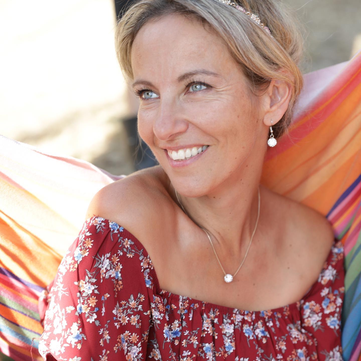 « Officiante ? C’est un métier, ça ? »
Cette phrase, je ne compte plus le nombre de fois où je l’ai lue dans le regard interloqué des personnes qui me demandaient ce que je faisais comme métier.
La seule personne qui ait vraiment osé la formuler en ces termes, sous mon nez, c’est mon père 😁
Suivi d’un cinglant et sans appel « Ce n’est qu’un effet de mode, ça passera ».
C’était il y a 10 ans, lorsque j’annonçais à mes parents, un brin décontenancés, que je quittais un poste que j’occupais depuis 20 ans à la Bibliothèque nationale de France pour me lancer joyeusement dans un métier « qui n’existait pas 😅».
Heureusement Il n’a pas fallu attendre toutes les cérémonies officiées en 11 ans pour convaincre mon père 😁. Oui, officiante de cérémonie est un métier, certes méconnu et souvent assimilé à tort à celui de wedding planner (= organisateur de mariage).
Je laisse parfois la confusion planer, un peu lasse d’expliquer l’énorme différence entre ces deux métiers. Et lorsque je m’y attelle, je conclus souvent mon explication par cette plaisanterie, à peine excessive : « Prenez-moi comme wedding-planner, vous le regretterez pour le restant de vos jours 😂 ».
En revanche, je suis bien officiante, convaincue et passionnée par ce métier qui me permet à la fois d’écrire et de raconter mes mariés, de faire vibrer les cœurs et les faire adhérer à une rencontre, un couple, une histoire, deux vibrations réunies sur une même partition ❤️.
J’aime adapter mon discours, surprendre, ouvrir des portes dont on ignorait l’existence, montrer ce qui ne se voit pas mais pourtant était là, depuis le premier jour, la magie de la rencontre ✨, celle qui vous transforme et vous transcende, celle dont vous ne sortirez pas indemne, pas le même, celle qui vous projettera avec bonheur et fracas dans un après que vous n’attendiez pas 💫.
Elle est là ma passion, me mettre au service de mes couples pour les aider à célébrer comme il se doit le bonheur immense de cette évidence 💕.
Je vous souhaite de vibrer, de célébrer, d’aimer, de vivre pleinement chaque instant. Nous sommes vivants, profitons-en ! 😘❤️ #officiant #officiantedeceremonie #ceremonielaique #wedding #mariage #celebrant