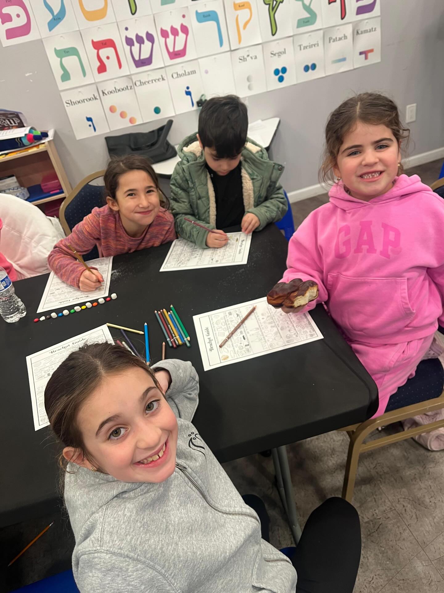 Some things the kids learned and did at Hebrew School this week:
• The letter Tet and made a tissue paper craft ✂️
• Practiced morning prayers (davened) 🙏
• Learned the blessing Hamotzi and washed hands the traditional way 🥨
• Explored letters Kaf, Chaf, and their final forms with a fun “cookie Kaf” game 🍪
• Practiced reading Hebrew sentences with vowels 📚
Did you learn these things at Hebrew school?