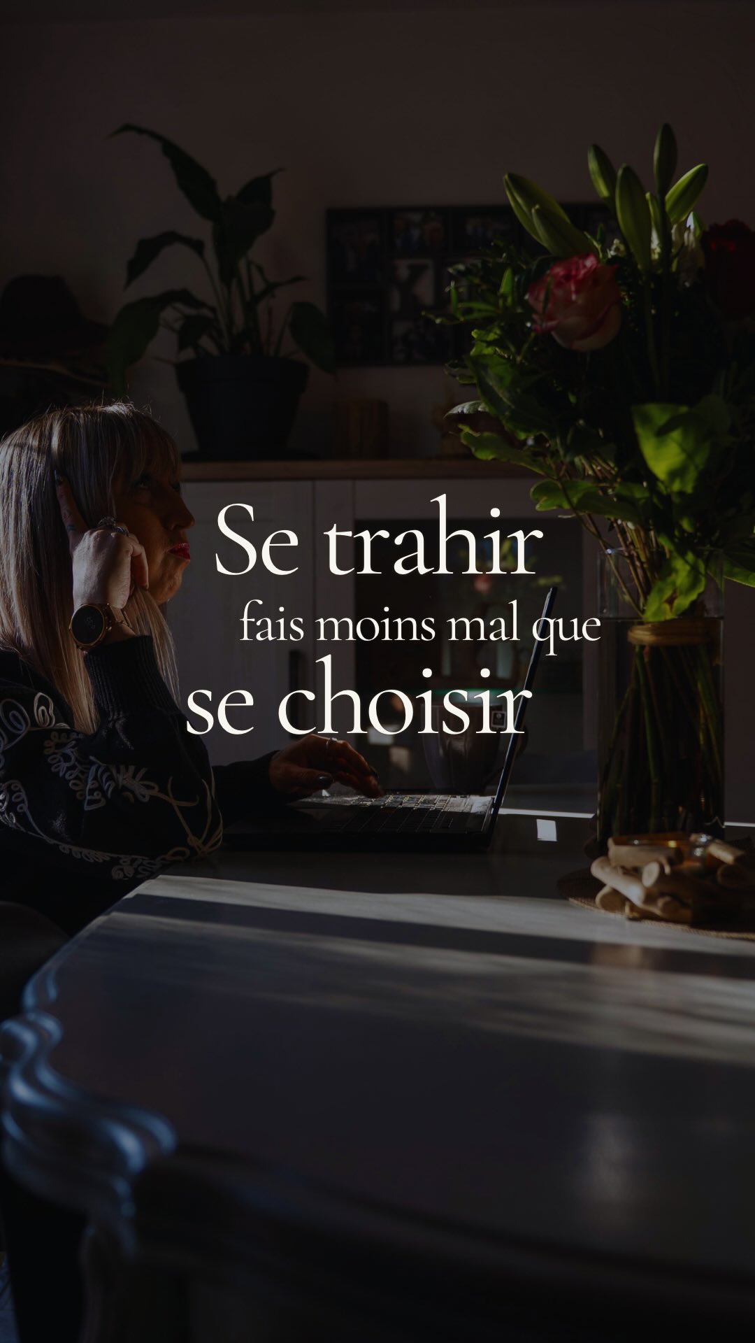 Le plus difficile, ce n’est pas de dire non.
C’est d’assumer le oui qu’on a prononcé
alors qu’on sentait déjà
que quelque chose se refermait à l’intérieur…
Longtemps, j’ai cru que le malaise venait de l’autre.
De son attente.
De sa demande.
De sa place…
Mais la vérité est plus inconfortable🤬
Quand on dit
“oui mais bon, je l’ai fait pour te faire plaisir”,
on ne parle pas d’amour.
On parle d’un choix
qu’on n’a pas osé faire pour soi!
Et au lieu d’assumer cette responsabilité,
on la dépose, doucement,
sur les épaules de l’autre.
Alors aujourd’hui, je ne cherche plus de coupable✨
Je me regarde en face.
Je prends ma part.
Et à partir de là, tout change🥂
Pas parce que c’est facile.
Mais parce que tu arrêtes de faire porter aux autres
les choix que tu n’as pas osé faire pour toi.
Et toi,
quel “oui” à toi
aimerais-tu réajuster en premier ? #santémentale #confianceensoi #sechoisir