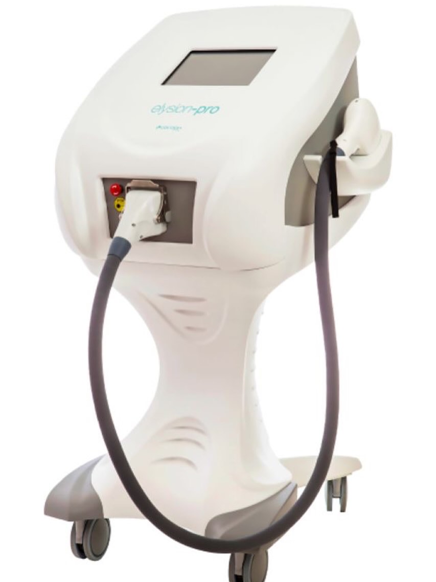 Miért fontos a lézeres kezelések ütemezésének betartása?
A lézeres szőrtelenítés hatékonysága a szőrszálak természetes növekedési ciklusán alapul. A szőr nem egyszerre nő: minden területen egyszerre csak a szőrszálak egy része van az úgynevezett aktív növekedési (anagen) fázisban, amikor a lézer hatékonyan tudja elérni és roncsolni a szőrtüszőt.
A kezeléseket ezért meghatározott időközönként szükséges elvégezni, hogy minden alkalommal minél több szőrszál legyen ebben az aktív fázisban. Ez biztosítja a fokozatos, egyenletes és tartós szőrcsökkenést.
Amennyiben egy kezelés kimarad vagy az ajánlott ütemezés felborul:
• a kezelési folyamat megszakad,
• a következő alkalommal kevesebb szőrszál lesz megfelelő fázisban,
• a szőrhullás üteme lelassul,
• a kívánt eredmény eléréséhez több időre vagy több kezelésre lehet szükség.
Fontos kiemelni, hogy egy kihagyott időpont nem semmisíti meg az addigi eredményeket, azonban jelentősen lassíthatja a folyamatot. A javasolt ütemezés betartása minden vendégünk érdeke, hiszen így érhető el a lehető legjobb és leghatékonyabb eredmény.
Köszönjük megértéseteket és együttműködéseteket! @melindapoznik @anikosoros0830 @easyshapestudio