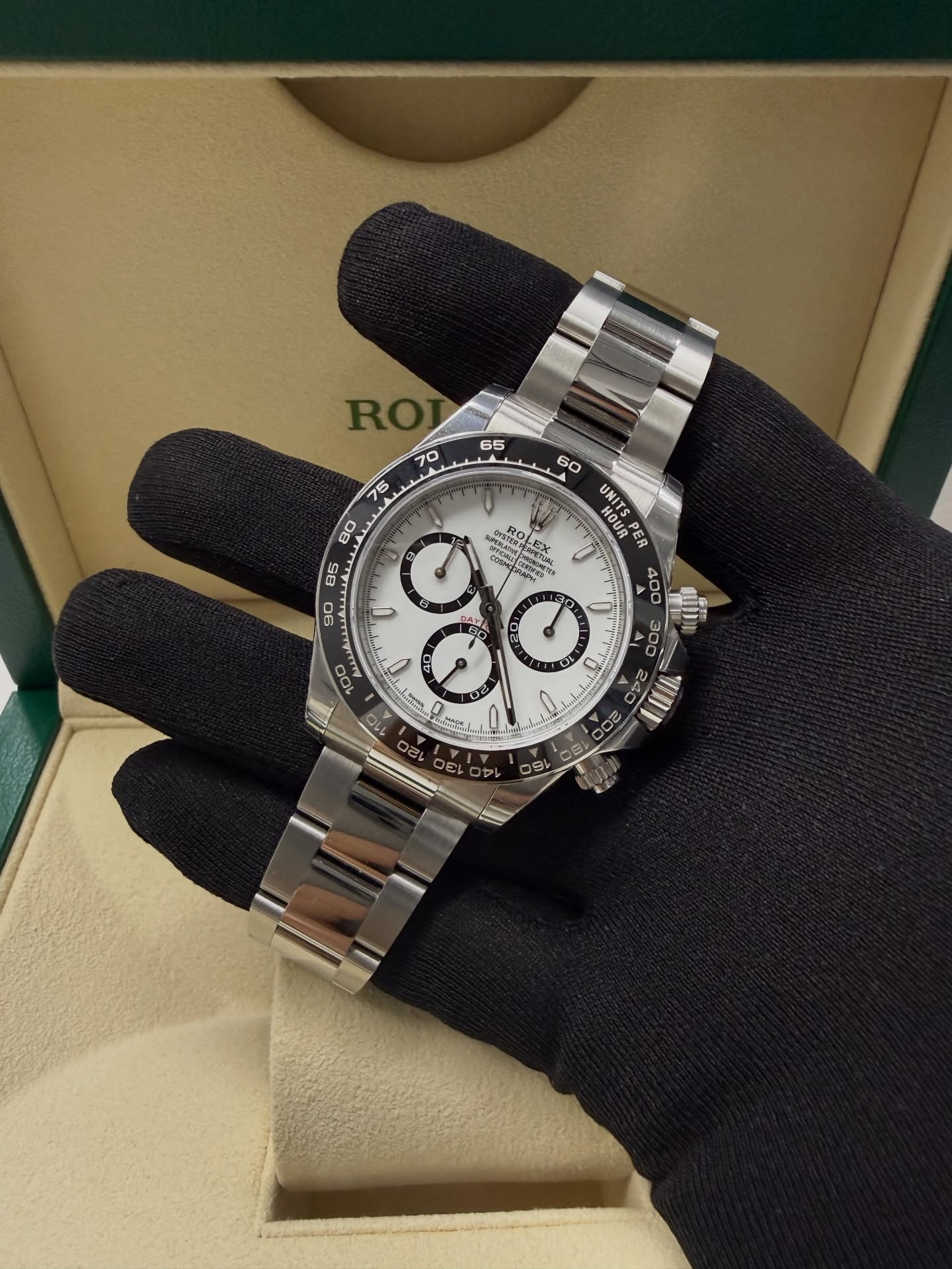🔥 ICONA. POTENZA. DESIDERIO.
Il nuovo Rolex Daytona 126500LN è arrivato.
Cassa Oystersteel, lunetta in ceramica nera e il cronografo più iconico al mondo.
Un orologio che non segue il tempo: lo detta.
📩 Contattaci in DM per info, prezzo e disponibilità di tutti i Rolex.
#RolexDaytona #Daytona126500LN #RolexNuovo #RolexItalia #Rolex
