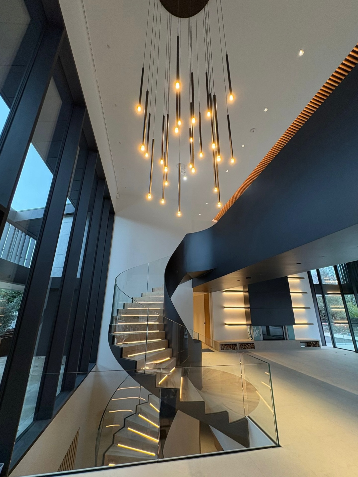 ✨Masticage complet (et surtout complexe!) & mise en peinture en métallisé de cet escalier et passerelle pour une villa. Merci à l’équipe d’Electro Painters pour cette qualité 🙌🏼
#peintureelectrostatique #fierté #bestteam