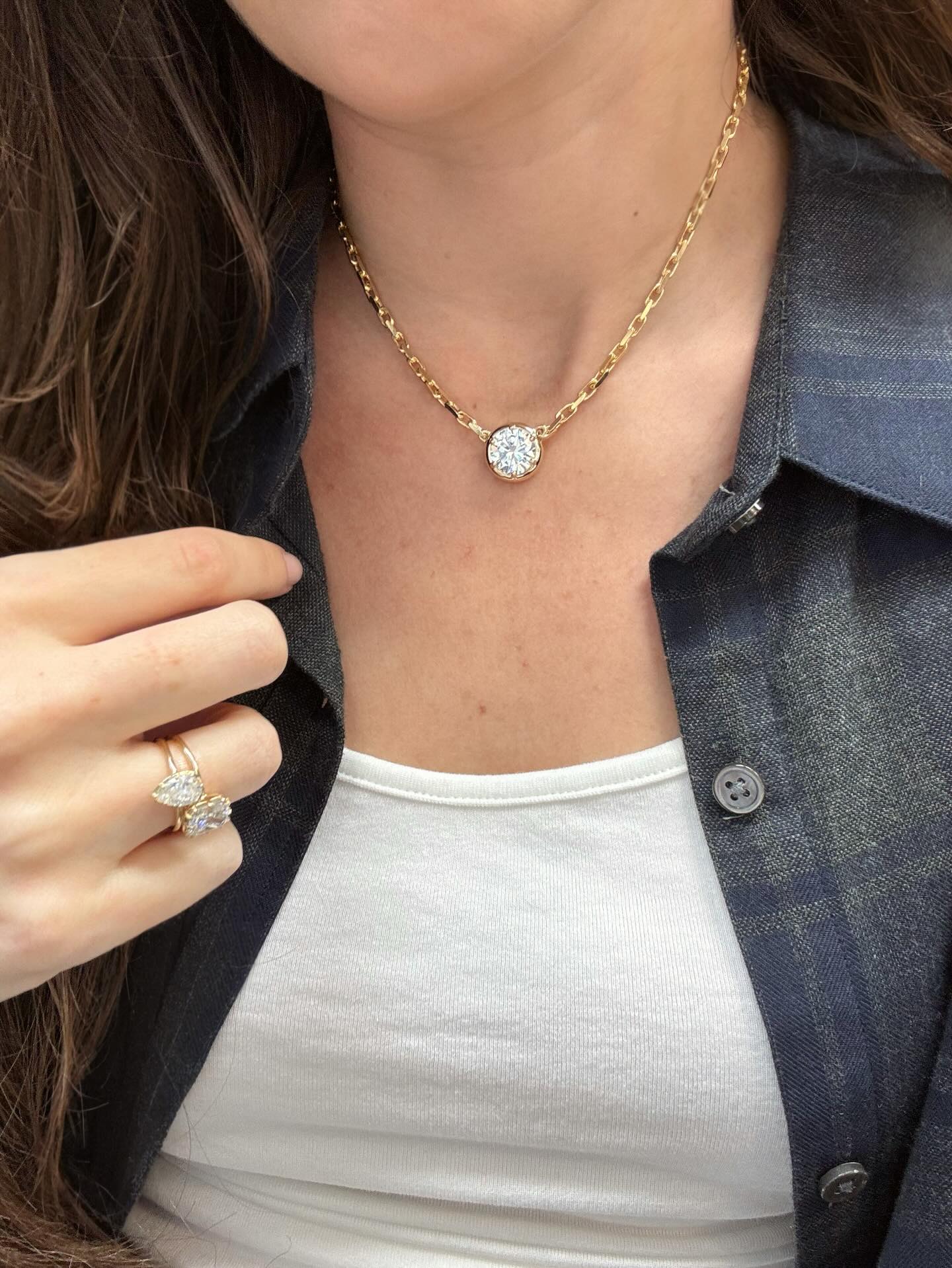 Extra chunky bezel encasing gorgeous round brilliant diamond with solid link chain ✨