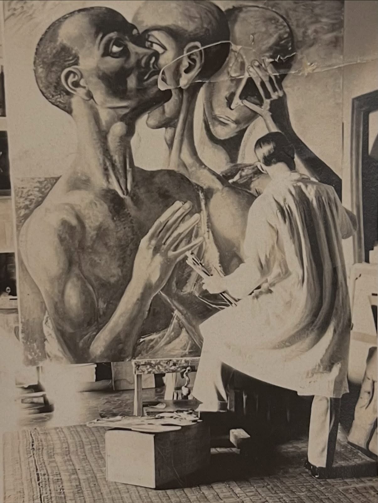 📚 #catalogueraisonnejeanpeyrissac
Je prépare la version en ligne du catalogue raisonné de l’œuvre de mon grand-père, Jean Peyrissac (1895–1974).
Dans les archives de l’artiste, trois anciens clichés le montrent dans son atelier à Alger, en train de peindre vêtu d’une grande blouse ample, une œuvre monumentale pour l’époque et d’inspiration surréaliste. Nous sommes avant 1925 : mon grand-père n’a pas encore trente ans… Il semble très au calme, peint, contemple, malgré l’ampleur de la toile qu’il est en train d’entreprendre.
Cette œuvre, aujourd’hui inscrite au catalogue raisonné, est malheureusement perdue. Je suis à sa recherche, tout comme celle du dessin Le Silence, publié sur mon fil le 13 janvier.
👉 Si vous possédez des informations concernant ces œuvres ou si vous souhaitez inclure une œuvre de Jean Peyrissac au catalogue raisonné, n’hésitez pas à me contacter :
Catalogue raisonné Jean Peyrissac
Stéphanie Peyrissac
📞 +33 (0)6 11 72 55 88
📧 contact@collectionstephaniepeyrissac.com
#jeanpeyrissac #artcollector #catalogueraisonne #artwork