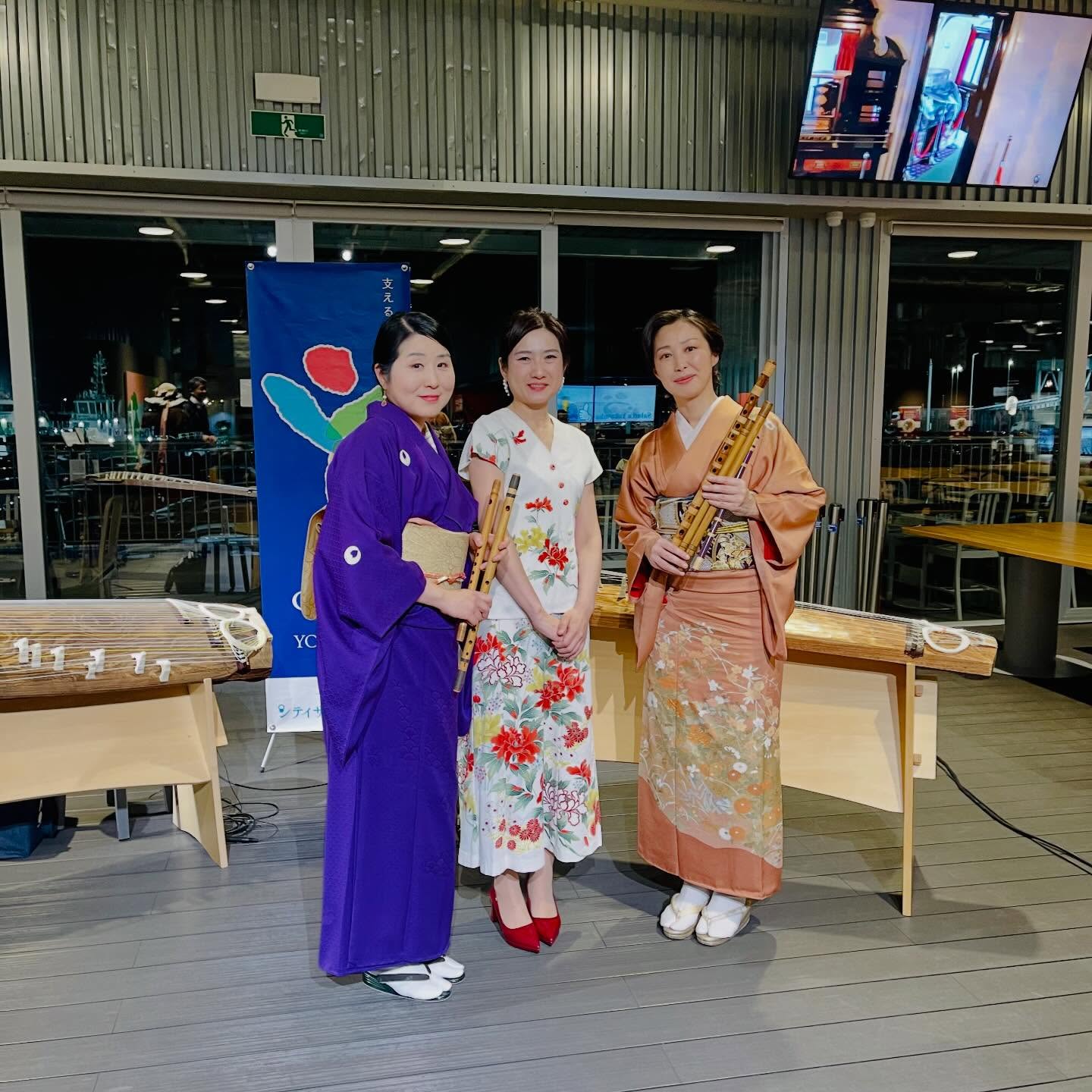 先週のことになりますが(あれ?まだ一週間経っていない…?と、むしろ驚き🫢)
地元・よこすかポートマーケットにて新春ライブでした。
以前からお世話になっている「よこすかシティサポート」さんからお声がけをいただき、
千々和さんとは久しぶりの共演、箏の鎌田さんは千々和さんのご紹介で、今回が初共演でした!
二十五弦箏は圧巻…!
あれだけたくさんの絃、見ているだけで目が回る😳
遠くに住んでいても、こうして地元・横須賀で演奏する機会をいただき、ありがたい限りです!
高校の友人がチラシを見て来てくれたり、YMSAのお客様も来て下さってお声がけしてくださり、地元愛を感じる時間でした🥰
因みにリハ帰りに見たベイブリッジからの桜木町近辺。青春が詰まってる景色に富士山と夕焼けで最高でした。
Last week, I performed a New Year live concert at Yokosuka Port Market, invited by the City of Yokosuka.
My high school friend, my cousins came and some audiences who came often to the concerts talked to me to say hello.
I appreciate that they remember me and give me a opportunity to perform in my hometown, even while living abroad :-)
#Yokosuka
#YokosukaPortMarket
#NewYearConcert
#LiveMusic
#JapaneseMusic
#TraditionalMusic
#Shinobue
#Koto
#Hometown
#横須賀
#よこすかポートマーケット
#新春ライブ
#地元
#和楽器
#篠笛
#箏
#二十五弦箏