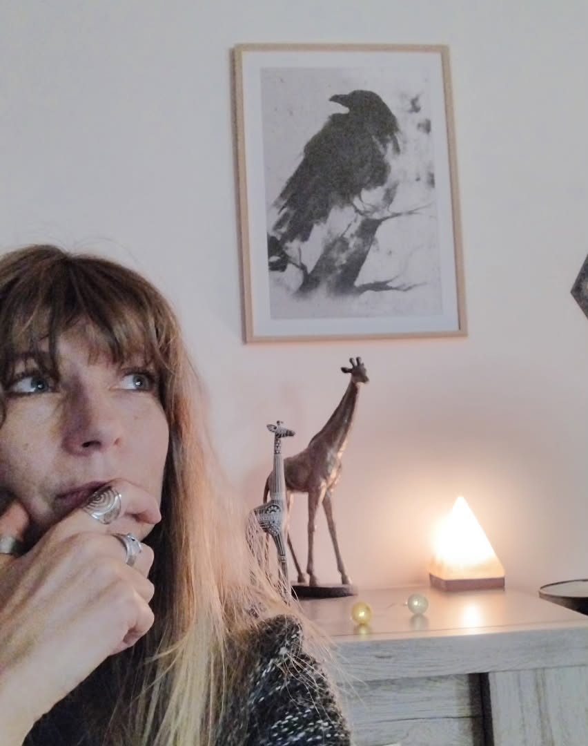 Animal totem ou animal allié ?
Dans la tradition chamanique l'animal totem peut-être aussi appelé animal gardien ou animal de pouvoir, il est une part de nous, notre part vitale instinctive, se reconnecter à lui permet de retrouver notre force vitale, retrouver sa voie, ses qualités peuvent nous aider dans différentes situations.
Notre animal totem est un guide lors des voyages chamaniques et il a bien d’autres pouvoirs.
Les animaux alliés tout comme les forces de la nature auquels nous faisons appel ou qui se présentent à nous lors de soins chamaniques, de voyages chamaniques par exemple permettent de se connecter et de travailler avec les qualités naturelles présentes dans la nature et l'univers, les animaux et la nature nous enseignent.
Il est temps de retrouver cette communication et nous ouvrir pour se reconnecter à toute cette sagesse.
Les ateliers et immersions chamaniques que je vous propose vous permettent d'ouvrir les portes de cette sagesse
@sandrine.sansano
Sensoria Sagesse de Femme
#chamanisme #nature #animaltotem #sagesseancestrale #forcedelanature