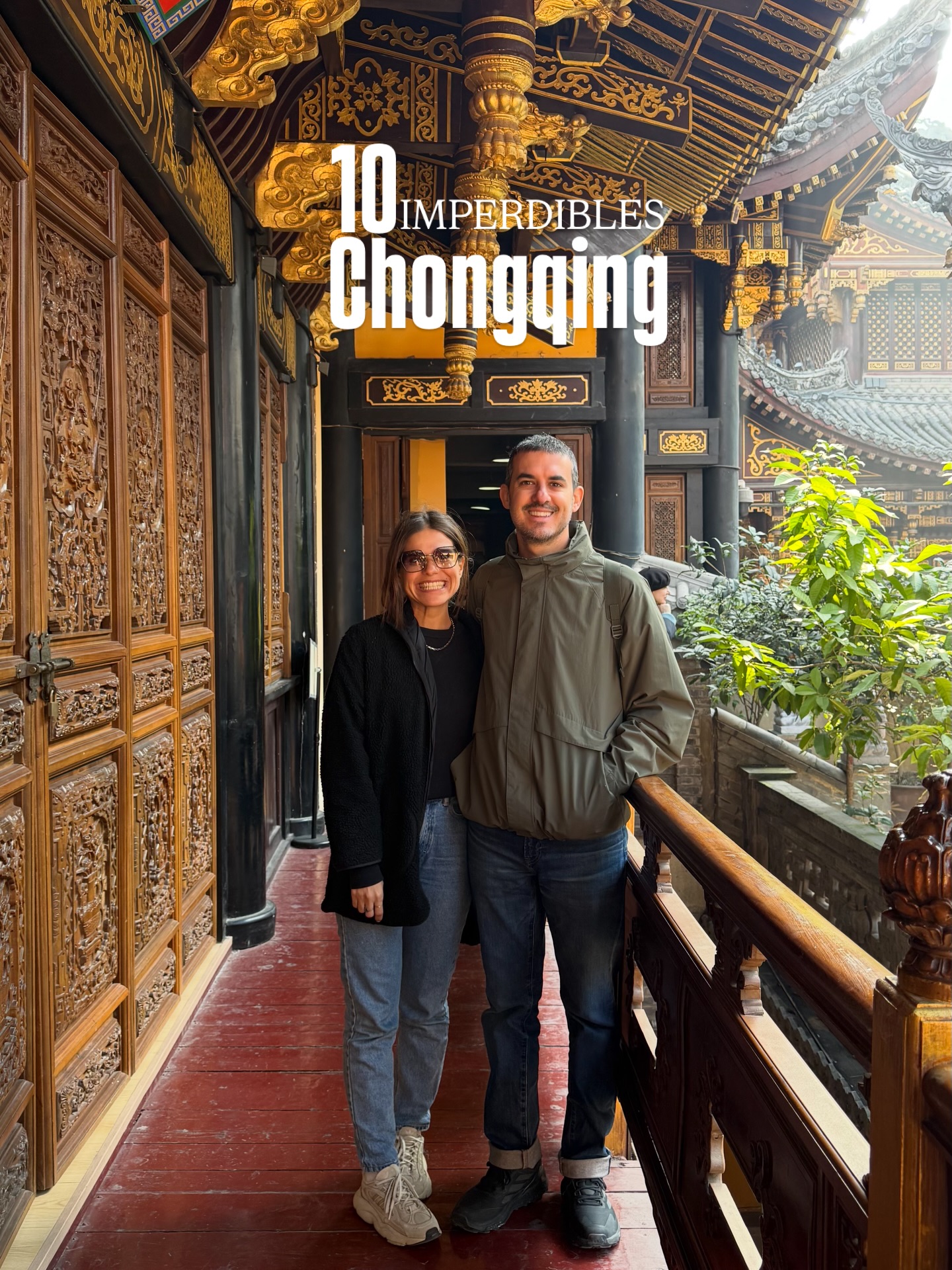 🇨🇳 CHONGQING, LA CIUDAD MAS SURREAL DE CHINA 🌃
Rascacielos, trenes atravesando edificios y templos escondidos entre el caos urbano.
10 lugares que no te podes perder:
1️⃣ Templo Luohan 🛕 – Paz en medio de la megaciudad
2️⃣ Eling Park 🌿 – Vistas panorámicas imperdibles
3️⃣ Estación Liziba 🚆 – El tren pasa por adentro de un edificio
4️⃣ Eye in the Clouds 👁️ – Chongqing desde las alturas
5️⃣ Shibati 🏘️ – El lado más tradicional de la ciudad
6️⃣ Kuixing Building 🏙️ – PB y Piso 22 al mismo tiempo
7️⃣ Hugging City Hall 🏯 – Historia y comienzos de la provincia
8️⃣ Puente Qiansimen 🌉 – El puente mas fotogénico
9️⃣ Hongyadong 🌃 – La mejor postal nocturna
🔟 Show de Drones ✨ – El cielo se ilumina con un show memorable
✈️ Un destino que no se parece a ningún otro
📌 Guardá este post y sumá Chongqing a tu ruta por China
#China #Chongqing #drones