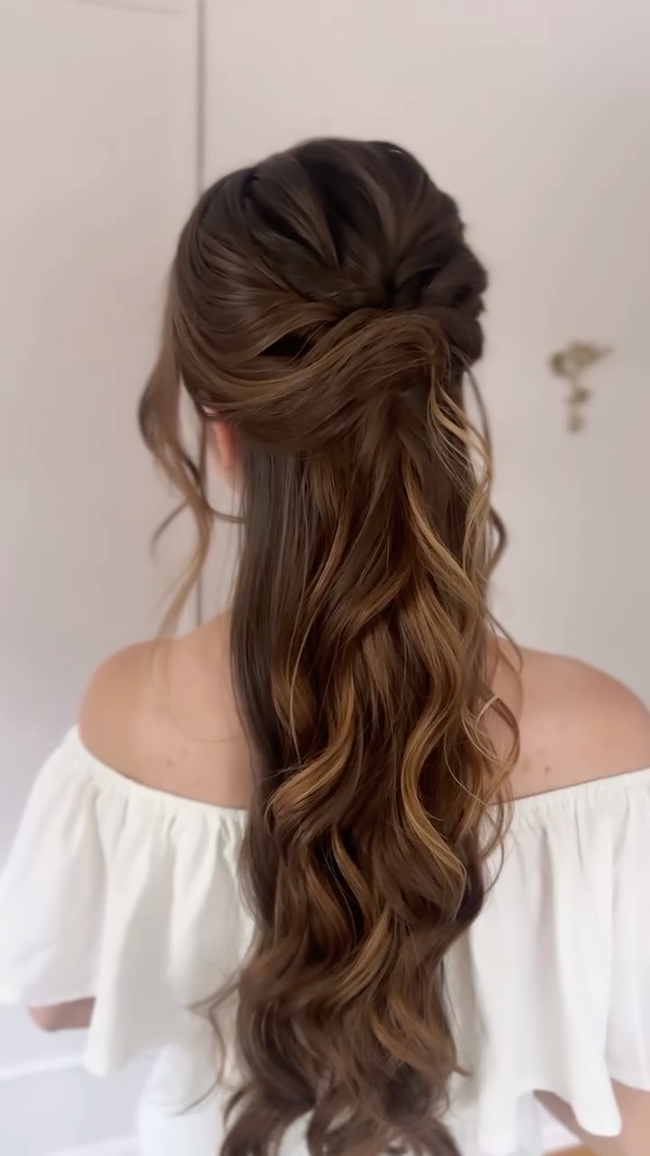 Happy holidays everyone. ❤️ This one has been sitting in a my drafts and was begging to be posted.
#weddinghairstyle #bridalhair #halfuphalfdownhairstyle