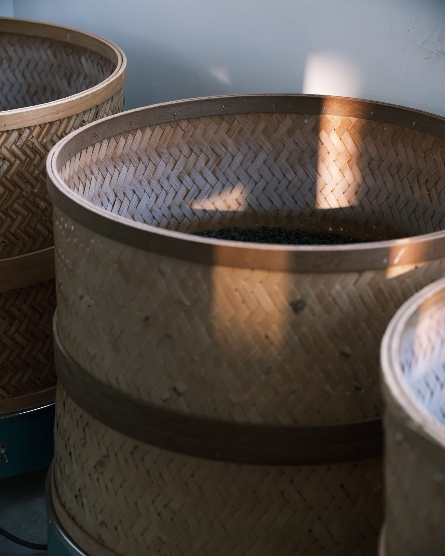 𝑺𝒍𝒐𝒘 𝑯𝒆𝒂𝒕, 𝑫𝒆𝒆𝒑 𝑭𝒍𝒂𝒗𝒐𝒖𝒓
This traditional bamboo tea roaster is still used today — as it has been for centuries — to craft roasted-style oolongs, including some of Taiwan’s most iconic teas like Tung Ting.
Tea roasting isn’t rushed.
Especially not in Taiwan, where the leaves rest gently over low heat, whether electric or charcoal, sometimes for days, slowly developing their richness, depth and perfect balance.
That’s what makes roasted oolong so comforting, so layered and so unforgettable.
It’s a craft shaped by generations of experience and over a hundred years of tradition —
a quiet mastery you can taste in every sip.
#FormosaTeaCo #TungTingOolong #RoastedOolong #TaiwaneseTea #BambooRoaster #TeaCraft #OolongTradition #CharcoalRoast #SlowTea #FromLeafToCup