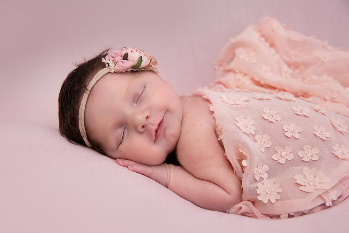 This is likely a windy smile but little Jasmine is pure perfection.
#sjrichardsonphotography #newbornphotography #newbornphotographer #oxfordphotographer #familyphotography