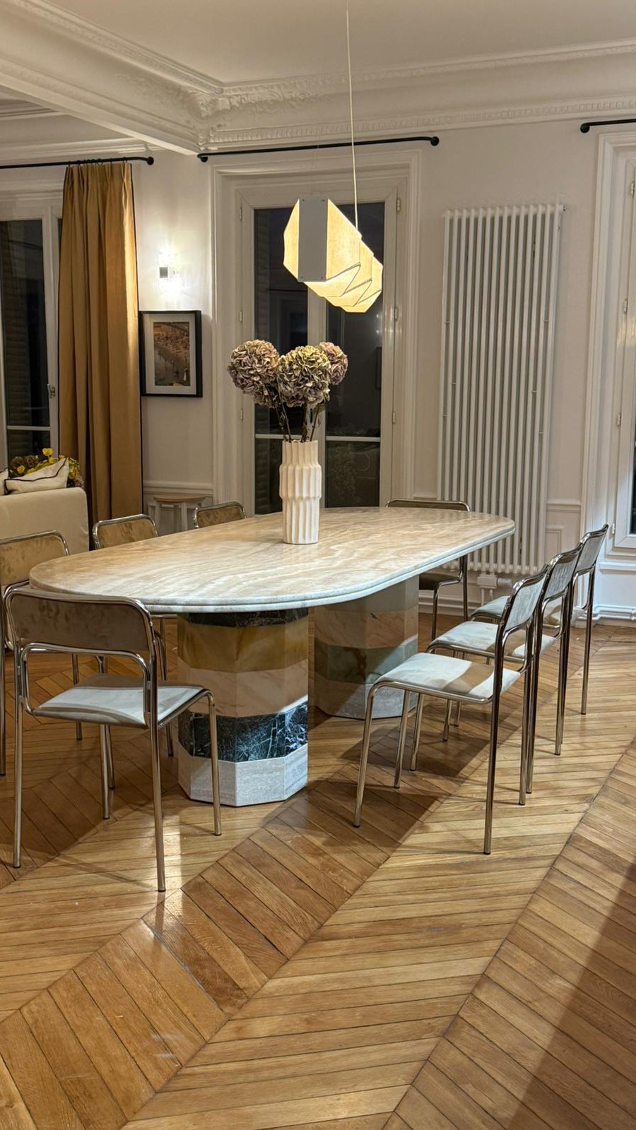 La semaine a démarré comme ça.
Beaucoup de caisses.
Une installation de taille.
Réveillée depuis 5h du matin.
Livraison prévue à 7h.
Il est 7h47.
Toujours aucune nouvelle.
J’envoie un message à Jérôme.
La tension monte.
Pendant que nous, on panique,
lui fait des blagues.
Puis je reçois un message de ma cliente.
Ses photos.
Et là, tout bascule.
Dans ce métier, il n’y a rien de plus fort que l’installation.
La peur… puis la fierté.
Regarder les photos encore et encore.
Remercier l’usine.
Remercier les transporteurs.
Et se dire que Studio Gaïa est la plus belle aventure de notre vie.
Bravo @jamtransports et ses équipes
—
The week started like this.
Crates everywhere.
A major installation ahead.
Awake since 5 a.m.
Delivery scheduled for 7.
It’s 7:47 a.m.
Still no news.
I message Jérôme.
The tension builds.
While we panic,
he cracks jokes.
Then I receive a message from my client.
Photos.
And everything shifts.
In this job, nothing compares to installation day.
Fear… then pride.
Watching the photos again and again.
Thanking the artisans.
Thanking the transport team.
And realizing that Studio Gaïa is the greatest adventure of my life.