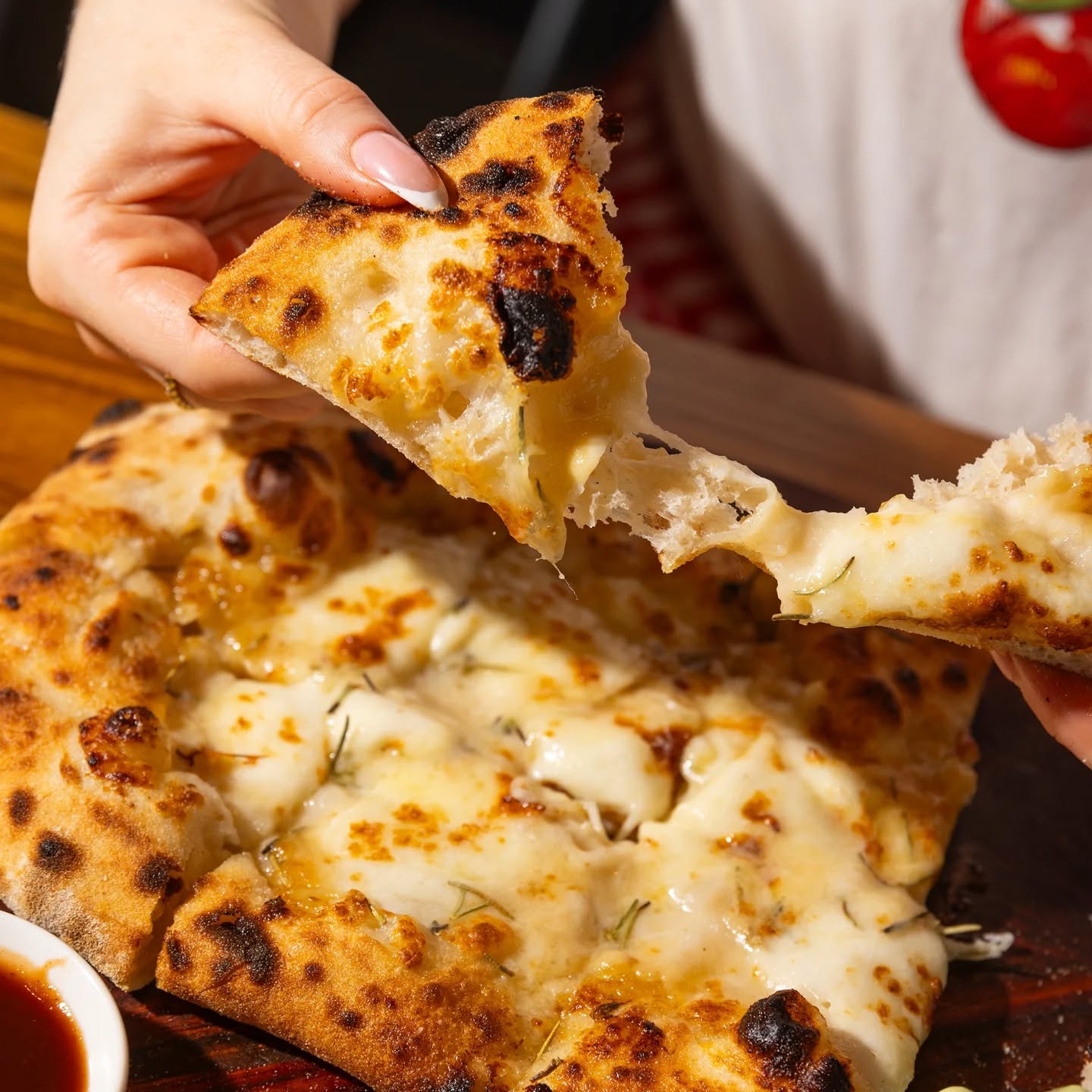 A customer fav for a reason! The Plain Jane is our fluffy, garlicy cheesy focaccia style take on garlic bread. This has been one of our most ordered pizzas since we opened three years ago. The secret is we make our own roast garlic paste for the base and top it with melty fior di latte from @la_delizia_latticini Sometimes simple is best 🤌🏽
#slowdoughpizzas #organicpizza #sourdoughpizza #perthpizza #perthfood