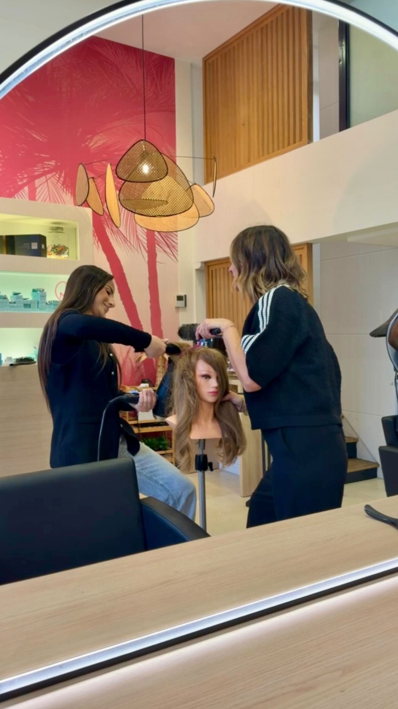 Un jour on te répétait « racine, racine, pointe, pointe »… et puis un jour… c’est toi qui le dis 😂✨
Et toi… ça te rappelle des souvenirs ?
@l.authentique.hairshow merci de nous avoir donné ta voix pour la vidéo 😋
#apprentiecoiffeuse #brushinghair #coiffeurlyon