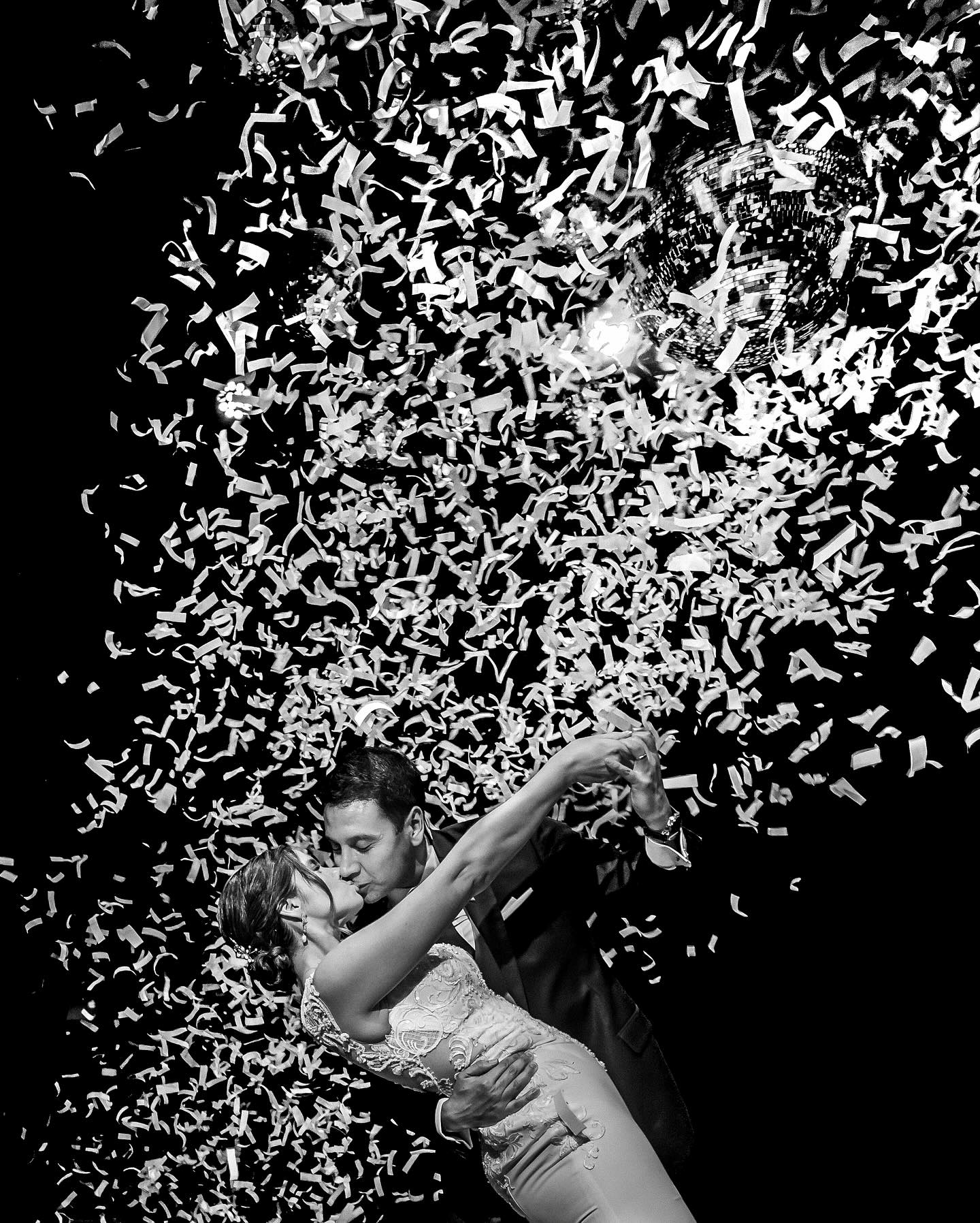 Mauro y Romina ✨
10 de enero, Casa Campo Talagante.
Gracias de corazón por confiar plenamente en nuestro trabajo desde el primer momento. Por entregarse sin miedo, por creer en nuestras ideas y por vivir la sesión de fotos con tanta complicidad y naturalidad. Cuando los novios se sueltan así, la magia simplemente pasa 🤍
También queremos agradecer la increíble hospitalidad y atención de Casa de Campo Talagante. Cada vez que trabajamos en este centro de eventos nos reciben de forma impecable, y eso se nota en cada matrimonio: todo fluye y los resultados siempre son hermosos.
Un día lleno de emociones, miradas sinceras y recuerdos que quedarán para siempre.
@rominanunezm
@tmac_mauro
@casadecampotalagante
@catamuah
@nevadanovias
@conbrillojoyas
@sastreriasartoro
@rmproeventos
@magnetmod
Asistencia del gran @perezcuenca.fotografia
#MatrimonioChile
#BodasChile
#WeddingChile
#FotografiaDeMatrimonios
#MatrimonioTalagante
CasaCampoTalagante
WeddingPhotographyChile