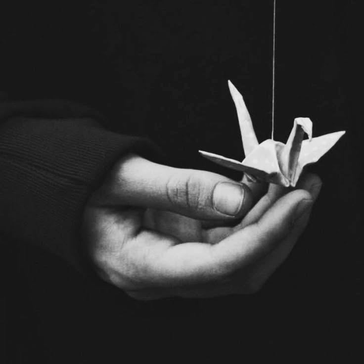 Como você tem sentido e observado seu caminho até aqui? Tem sido mais fácil perceber os desafios e dificuldades, ou também tem sido possível notar pequenas conquistas e alegrias?
Se na nossa história conhecemos mais a perspectiva da dificuldade, pode ser que nossa tendência seja naturalizar o sofrimento para chegar em algum lugar.
Além disso, estruturalmente nossa felicidade ou sensação de conquista foi e é diariamente condicionada ao que Joseph Campbell chama de Jornada do Herói:
“A aventura usual do herói começa com alguém de quem algo foi tirado, ou que sente que falta algo na experiência normal disponível ou permitida aos membros da sociedade. A pessoa, então, embarca em uma série de aventuras além do comum, seja para recuperar o que foi perdido ou para descobrir algum elixir que dá vida. Geralmente é um ciclo, uma vinda e uma volta.”
Vivemos em maior parte, esperando ou tentando construir histórias heróicas para nos autorizar a felicidade e a celebração, o que pode ser exaustivo.
Perceber e sentir as belezas mínimas da nossa jornada, é ensinar novos caminhos e perspectivas de viver para a nossa mente e o nosso corpo.
Aguçar os sentidos e reconhecer pequeninos movimentos e avanços ao longo do dia, é como nutrir o nosso sistema nervoso com novas sinapses e despertar novas sensações, das quais nosso corpo e mente poderão sentir cada vez mais, porque agora conhecem uma via que não depende tão somente de conquistas homéricas para se satisfazer.
Nesse sentido, o processo terapêutico somático tem sido apoio na investigação das emoções e na abertura de espaços internos para pessoas que chegam por aqui. Às celebro pela coragem e disposição para olhar e sentir o "dentro". É mesmo de grande heroísmo reconhecer quando algo precisa ser cuidado.