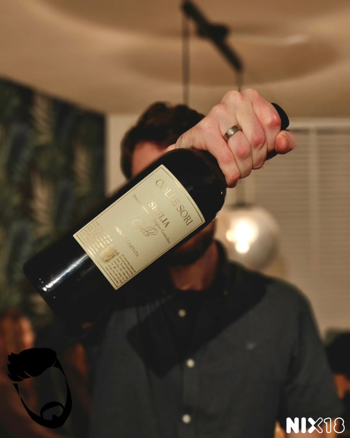 Siciliaans karakter voor een prettige prijs, dat is:
Colle Sori Grillo Edizione Limitata, Masseria Piave, Sicilië, Italië
Grillo, wij zijn er gek op! Op Siciliaanse wijn in het algemeen trouwens, die hebben echt een uniek karakter. Deze is heerlijk verfrissend met lekker veel rijp fruit in de geur. Je ruikt citrus, rijpe perzik en wat verse kruiden. Met een frisse zuurgraad en kenmerkende minerale ondertoon, weet je gelijk dat deze wijn van de vulkanische bodems rond de Etna komt. Top dat af met een licht bittertje en bijna salmiak-achtige smaak in de afdronk, en je hebt een mooie complete wijn voor een prettige prijs! Lekker bij een gegrild visje of een salade met geitenkaas.
Onze beoordeling: 🍼🍼🍼
Wij kregen 'm van @debigondier. Richtprijs is €11,49
De Grillo was lang alleen bekend als basis voor Marsala wijn, maar heeft een behoorlijke opmars gemaakt afgelopen jaren. Nu worden er heerlijk frisse droge varianten gemaakt en is het één van de bekendste druiven van Sicilië. Fun fact: Grillo druiven herken je heel makkelijk in de wijngaard. Ze hebben namelijk een soort roestplekjes. Dus mocht je eens op Sicilië zijn...
Masseria Piave maakt wijnen op- en rondom de Etna, op kalkrijke grond vol vulkanische mineralen. Met respect voor deze ondergrond gebruiken ze traditionele technieken om wijnen te maken het typisch Siciliaanse karakter: fris én zeer complex.
Meer weten over Sicilië en de iconische Grillo? Lees ons blog Sicilië in vogelvlucht. Link in bio!
Deze fles is ter beschikking gesteld door de wijnhandel en is geen betaalde reclame.