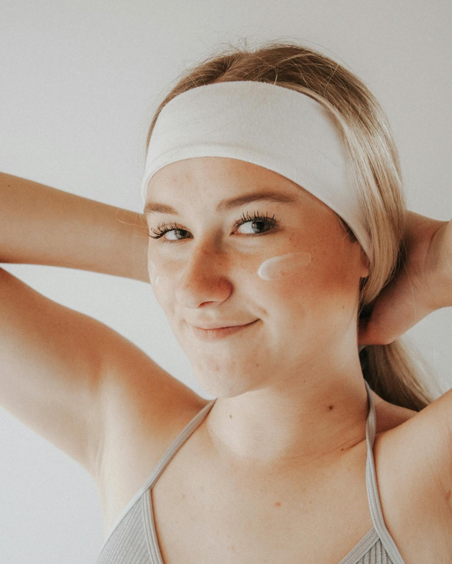 Unser aktueller Mood: Hydration, Hydration, Hydration 💧✨
Gerade im Winter braucht unsere Haut besonders viel Feuchtigkeit. Kalte Temperaturen, trockene Heizungsluft und Wind entziehen ihr Wasser – das Ergebnis: Spannungsgefühl, fahler Teint und mehr Trockenheitsfältchen.
Genau deshalb ist jetzt der perfekte Zeitpunkt für unsere feuchtigkeitsspendende Gesichtsbehandlung.
Wir arbeiten mit hochwirksamen Wirkstoffseren und Ampullen wie Vitamin B, DNA und Hyaluron, um deine Haut intensiv zu nähren, aufzupolstern und von innen heraus zum Strahlen zu bringen.
Vorher peelen wir deine Haut sanft, damit sie die wertvollen Vitamine und Wirkstoffe optimal aufnehmen kann. Das Ergebnis?
Ein frischer, praller Glow und ein langanhaltend hydratisiertes Hautgefühl. ✨
Deine Haut wird es dir danken. 💙
#hydrationmode #feuchtigkeitspflege #winterhaut #winterskincare #glowingskin