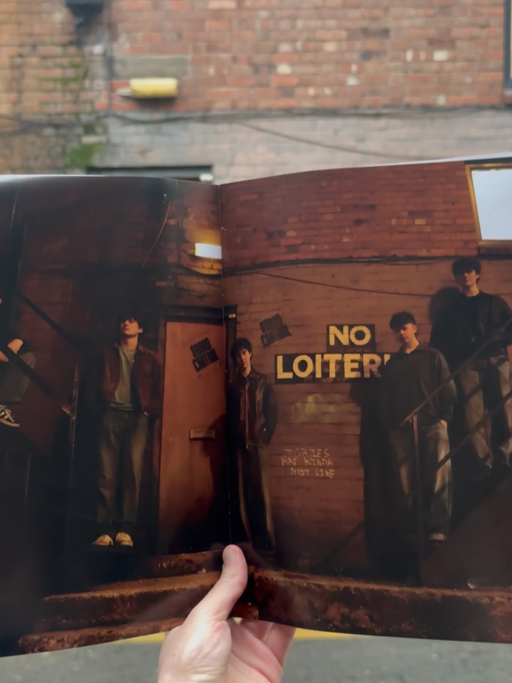 𝗕-𝗦𝗜𝗗𝗘 𝗢𝗡 𝗟𝗢𝗖𝗔𝗧𝗜𝗢𝗡
The response to edition 002 has been great so far, thank you to everyone who’s ordered <3
Be sure to grab yours at BSideMagUK.com
Mon the B-Side x