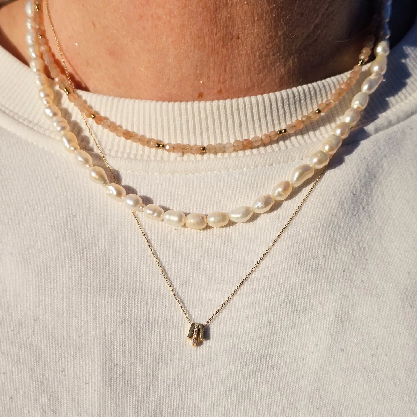 Deze parelketting van échte zoetwaterparel en 18K gecoate sluiting (stainless steel) uit mijn eigen collectie is tijdloos, minimalistisch en elegant en ontzettend leuk te combineren met andere kettinkjes, Ook in lengte verstelbaar, erg handig dus.
Handgemaakt met liefde, zorg en aandacht zodat jij deze halsketting met flair kan dragen. Wil je er een bedeltje aan, zoals een rozenkwarts hartje? Geen probleem! Nu tijdelijk voor maar €25 als pre-order.
Mix en match deze ketting met jouw favoriete kettinkjes en creër een verfijnde look. Shop 'm nu via rawcandles.shop of exclusief bij @lab.bysuus. Via DM mag ook.
Liefs,
Robin