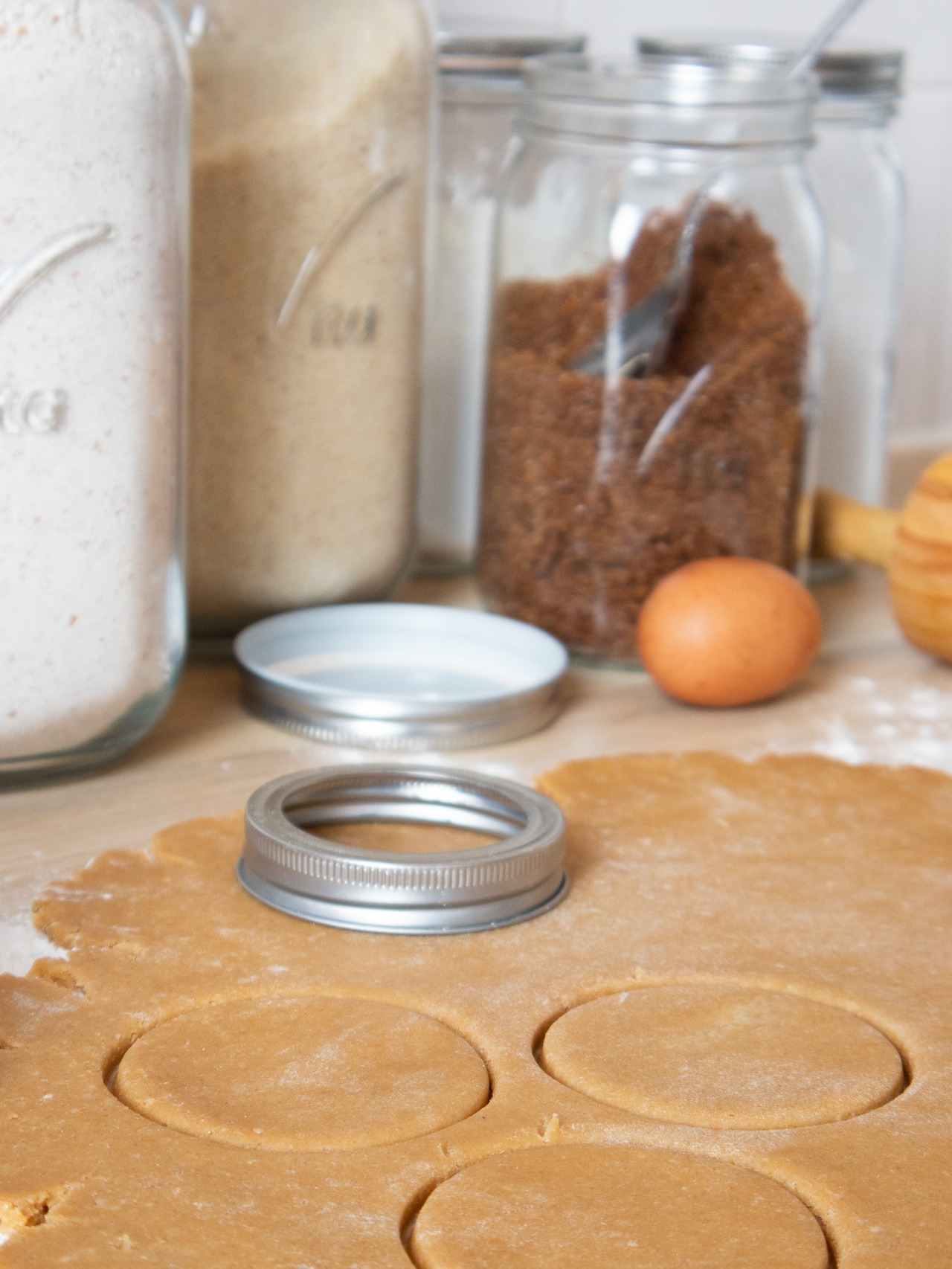 Soms zijn wij zelfs verrast met de mogelijkheden die verschillende opzetstukken kunnen bieden. De regular mouth mason jar deksel (2-delig) is namelijk het perfecte formaat voor een koekje.
#vita #mealprep #masonjars #foodpreserving #conserveren #voorraad #bewaren #voorraadkast #voedsel #voedselbewaren #opzetstukken #keuken #keukenaccessoires #kitchengoals #pressurecanning #canning #pantry #organise #kitchen #attachements #lifestyle #inspiration #pantrygoals #pantries