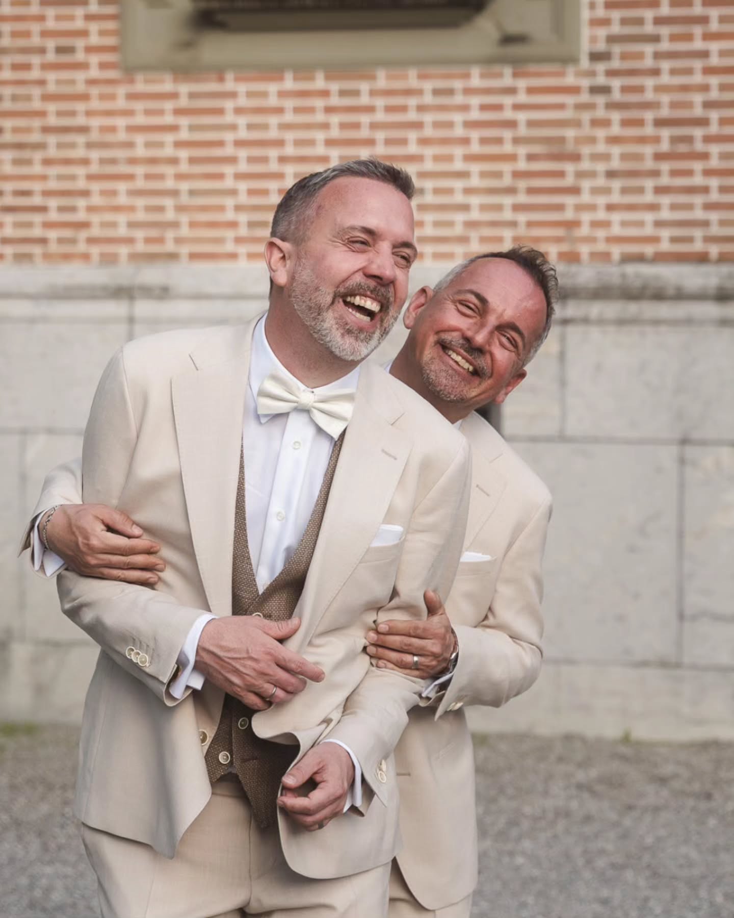 Eine Sommerhochzeit auf Schloss Schadau, die in Erinnerung bleibt.
Die Hochzeitsfeier dieses wundervollen Pärchens auf dem Schloss Schadau in Thun war ein echtes Fest der Liebe – offen, ehrlich und voller Emotionen. An einem herrlichen Sommertag, umgeben vom glitzernden Thunersee und der imposanten Schlosskulisse, wurde spürbar, worum es wirklich geht: Liebe.
Die Stimmung war ausgelassen und zugleich tief berührend. Lachen, Freudentränen und unzählige innige Momente begleiteten diesen besonderen Tag. Das emotionale Eheversprechen ging nicht nur den beiden unter die Haut, sondern berührte alle Anwesenden – ein Augenblick voller Mut, Vertrauen und echter Verbundenheit.
Als Hochzeitsfotografin durfte ich diese einzigartige Geschichte begleiten und all die kleinen Blicke, leisen Gesten und großen Gefühle festhalten. Genau diese echten Momente machen eine Hochzeit unvergesslich – und genau dafür schlägt mein Herz.
Plant ihr eure Hochzeit und wünscht euch authentische Bilder, die eure Liebe genauso zeigen, wie sie ist? Dann lasst uns gemeinsam eure Geschichte erzählen. Ich freue mich darauf, euch kennenzulernen.
#hochzeitsfotografbern
#swissweddingphotographer
#schlossschadau
#lovestory❤️
#hochzeitsfotografiebern