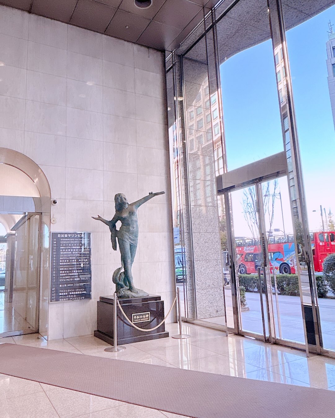 《平和の女神》
日比谷マリンビル(東京・千代田区)
"Goddess of Peace"
Hibiya Marine Building
Chiyoda City, Tokyo
日比谷交差点の角にそびえ立つ
日比谷マリンビル
そのエントランスでも
西望の《平和の女神》をみることができます✨
屋外に設置されることの多いこの像ですが
こちらはめずらしく屋内に設置されています
向かいには皇居と日比谷公園がひろがり🍀
地下鉄日比谷線にも直結するオフィスビルで
東京のまさに中心から
平和への祈りが捧げられています🕊️
-----------------------------------------------
At the corner of the Hibiya intersection stands the Hibiya Marine Building.
Inside its entrance, you will find Goddess of Peace by Seibo Kitamura.
Facing the Imperial Palace and Hibiya Park,
and directly connected to the Tokyo Metro
Hibiya Line, it stands on the ground floor of
an office building—
offering a prayer for peace
from the very heart of Tokyo.
#北村西望 #平和の女神
#GoddessOfPeace #PublicArtTokyo
#TruePeaceWarlessWorld