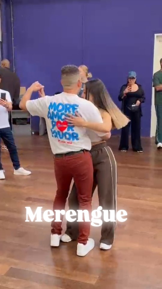 In a world full of Salsa & Bachata…👀
Choose Merengue 💛
Comment YO get more info!
Because sometimes you don’t need spins, drama or complicated footwork.
You just need a rhythm that says:
👉 “Relax. Smile. Move.”
That’s Merengue.
And that’s Dance Without Fear.
Tag someone who thinks they “can’t dance” 👇
Let’s prove them wrong 😏💃
If dancing scares you…
Merengue is your best friend.
No pressure.
No perfection.
Just rhythm, laughter and feeling good in your body.
Welcome to Dance Without Fear – Merengue at
Latin Soul Dance, The Hague 💛
👉 www.latinsouldance.com