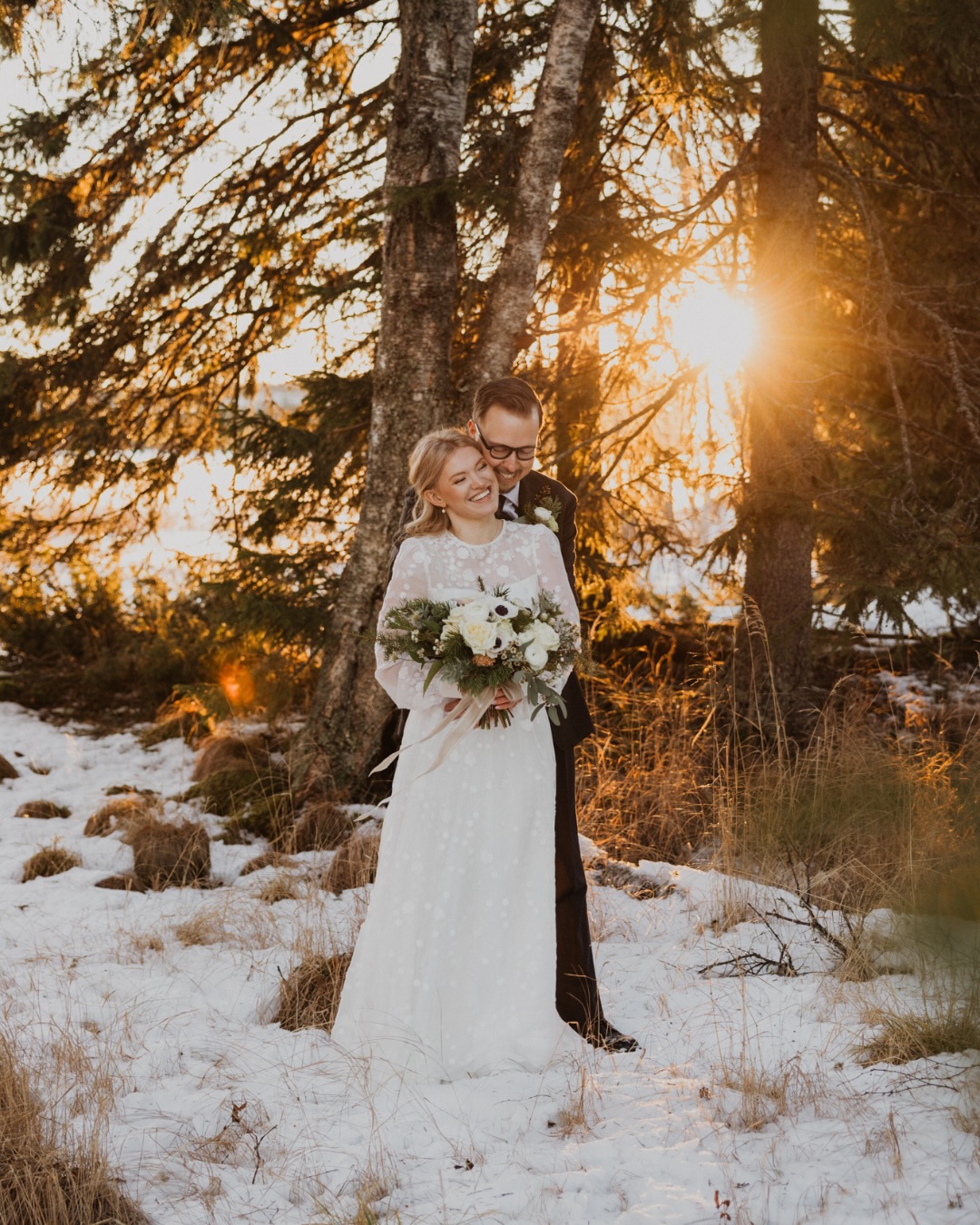 Sista bröllopet ut för 2025 blev dessa godingar och vi hade turen att pricka in typ den första soliga dagen som december hann erbjuda innan det blev dags att gå på julledighet. Vilken vintermagi vi fick! ✨
Tekniskt sett var det ju faktiskt inte deras bröllopsdag (den var inbokad någon vecka senare), utan vi fotade bara porträtten för att de skulle få ha en lugn och mysig stund tillsammans på en plats som betyder extra mycket. Det blev en så lyckad dag och de fick bilder i deras fina bröllops-outfits med blommor och allt, som en liten pepp och uppladdning för the big day lite senare 😍