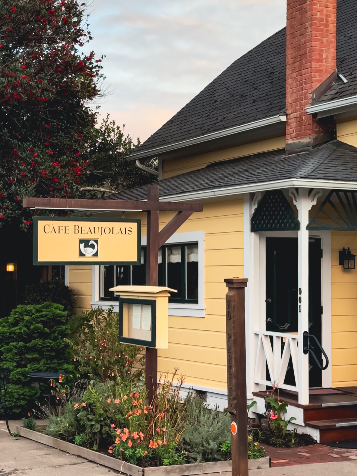 A Mendocino classic, from the outside in. ✨
From a yellow Victorian on the corner to candlelit tables and comforting plates, dinner unfolds slowly here.
A glimpse of Beaujolais romance, through a thoughtful lens.
📷: @western.wandering
