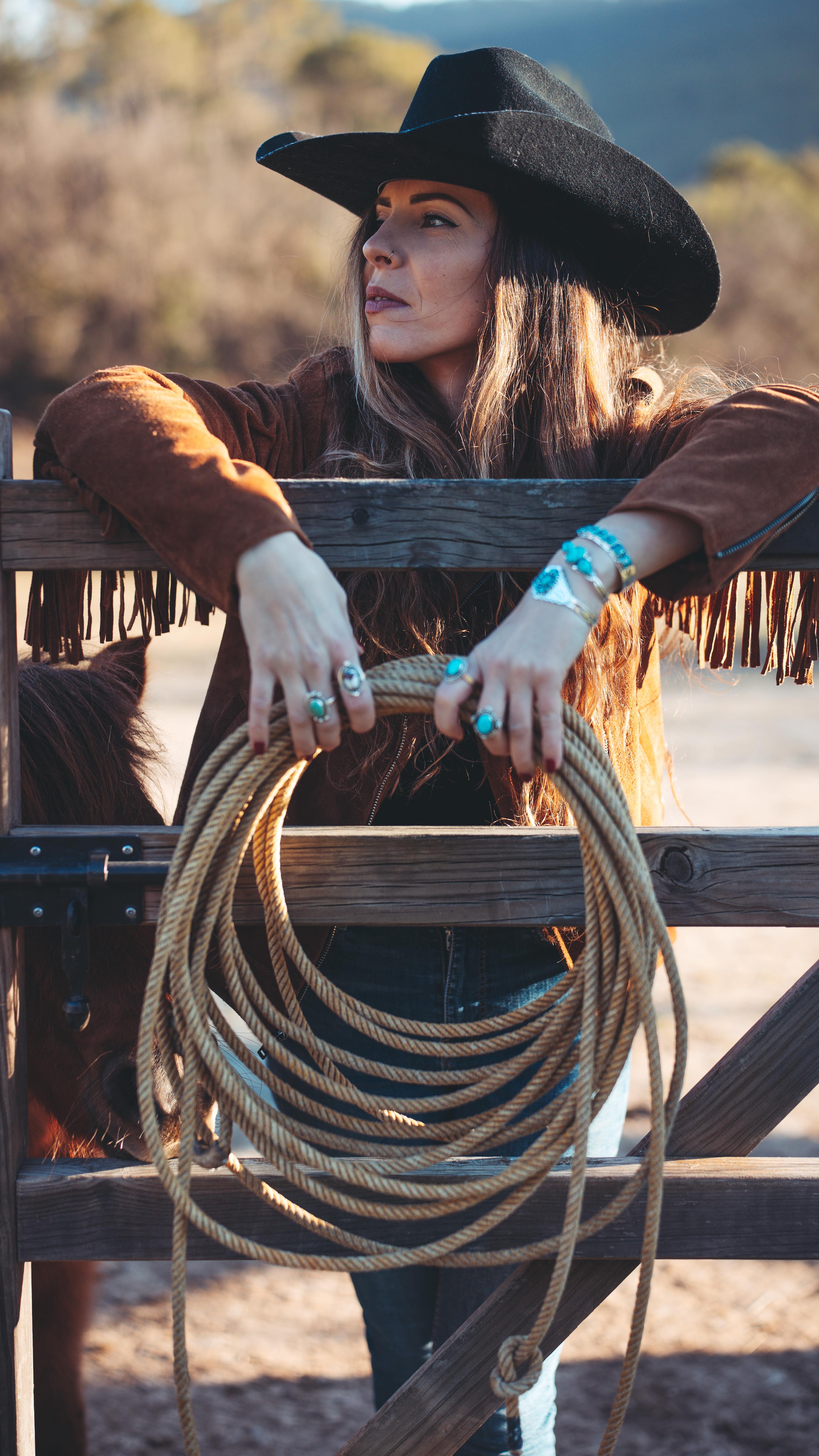 Réinventer le Western 🌵
Wild Whispers est née d’une passion profonde pour l’univers western.
Pas celui des clichés, mais celui des matières, du caractère, du silence et de la liberté 🪶
J’avais envie de me réapproprier cet héritage, de le rendre plus juste, plus moderne, plus portable.
De créer des pièces qui racontent quelque chose, sans déguisement.
Une vision du western pensée comme un lifestyle,
à porter ici, maintenant et dans toutes vos aventures.
La veste à franges Outlaw est LA pièce que je rêvais de proposer. Après des mois à affiner chaque détails, vous êtes déjà nombreux à l’avoir adoptée 🫶
Est ce que j’ai réussi mon pari ?
#smallbusiness #creatricefrançaise #westernlifestyle #westernlove #vestevintage