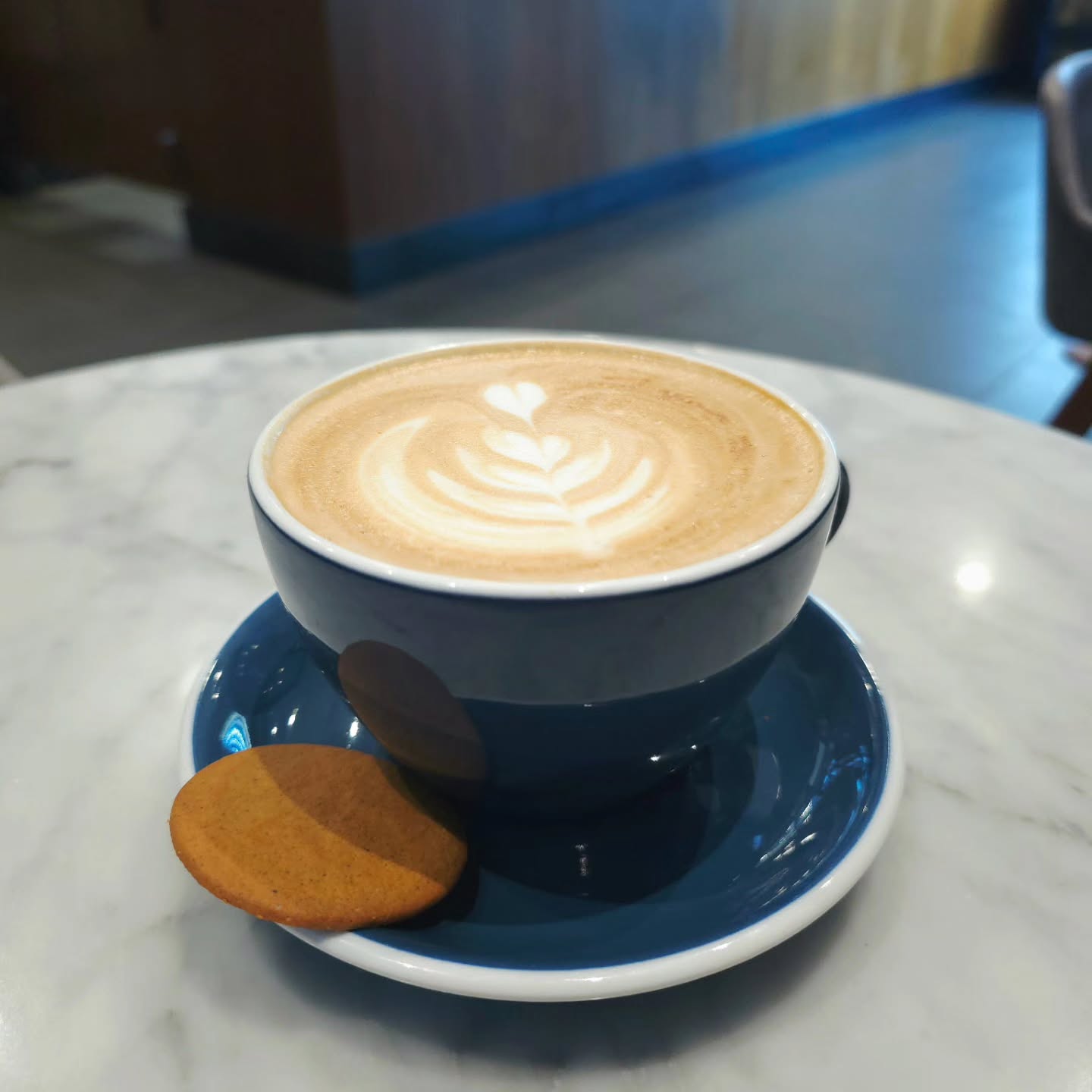 ☕️🍪 Our house-made maple ginger syrup gives this latte that "warm hug in a mug" feeling—the perfect add-on for these cold winter days. And yes, the gingersnap is mandatory for dipping!
#tatcoffee #tatcoffeelife #dallascoffeeshop #mapleginger