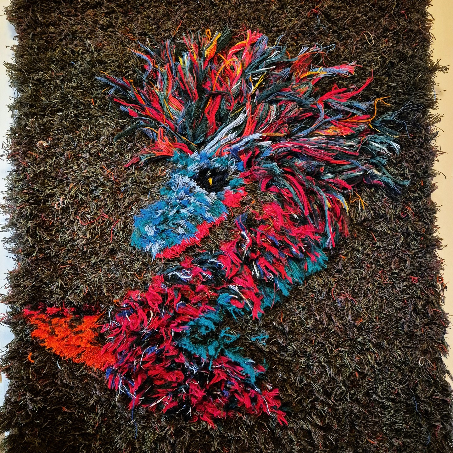 Another gift from my family's woven Christmas haul! This dragon "portrait" tapestry is the offspring of my larger Lochcarron Dragon, which is currently displayed in the #forgottenfleecetales exhibition. The mini version uses the same tartan and tweed selvedge from Lochcarron Mill, but this feisty dragon also features a fearsome ruffled mane. I can't wait to see it up in my daughter's lovely historic home!
#weaver #handwoven #tapestry #dragonart #upcycled #sustainablecraft #tartan