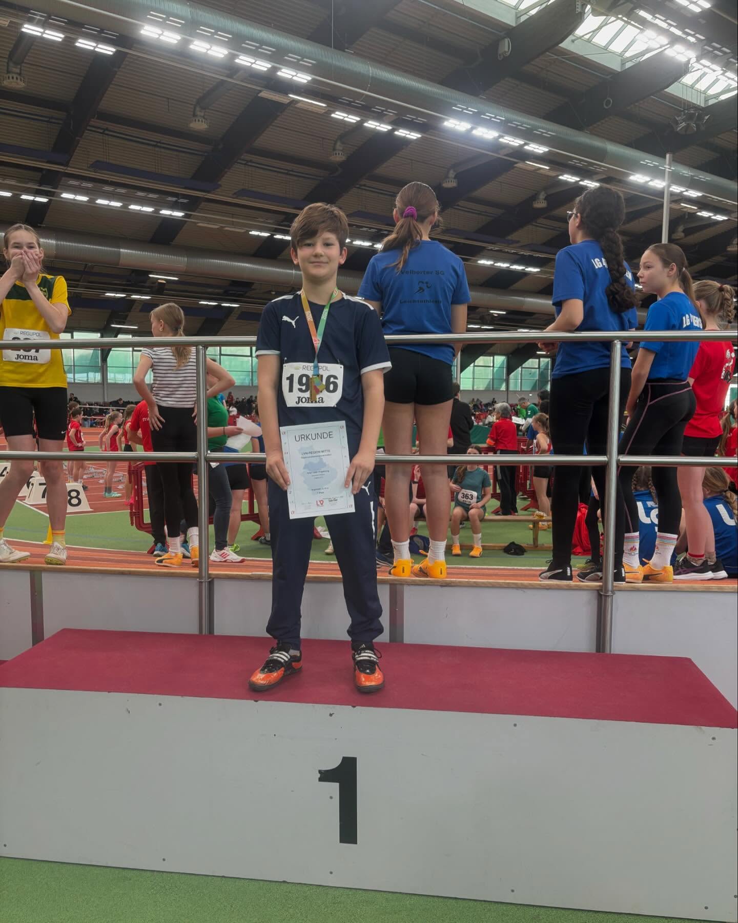 Erfolgreicher Wettkampftag für unseren Nachwuchs!
Am 17.01. gingen die Regionsmeisterschaften in Düsseldorf für unsere jüngsten Athletinnen und Athleten erfolgreich zu Ende – und das mit tollen Leistungen! 💪
Im Kugelstoßen waren Arian Vogelsang und Marie Meier am Start:
🥇 Arian sicherte sich bei seinem allerersten Wettkampf überhaupt direkt die Goldmedaille im Kugelstoßen der M12 – was für ein Einstand!
🥉 Marie zeigte ebenfalls eine starke Leistung, steigerte ihre Bestweite um einen Meter und wurde mit dem 3. Platz belohnt.
#fasterhigherfurthertogether #duesseldorfathletics #germanyathletics #regionsmeisterschaften