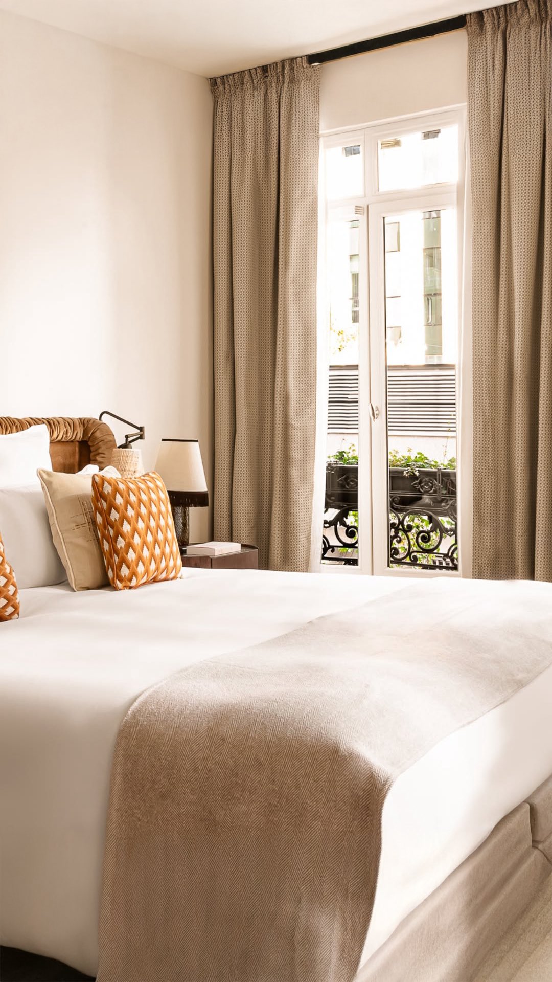 Do not disturb. It’s me-time at @hotelchateaudesfleurs ❤️
#GarnierThiebaut #savoirfaire #reference #Chateaudesfleurs