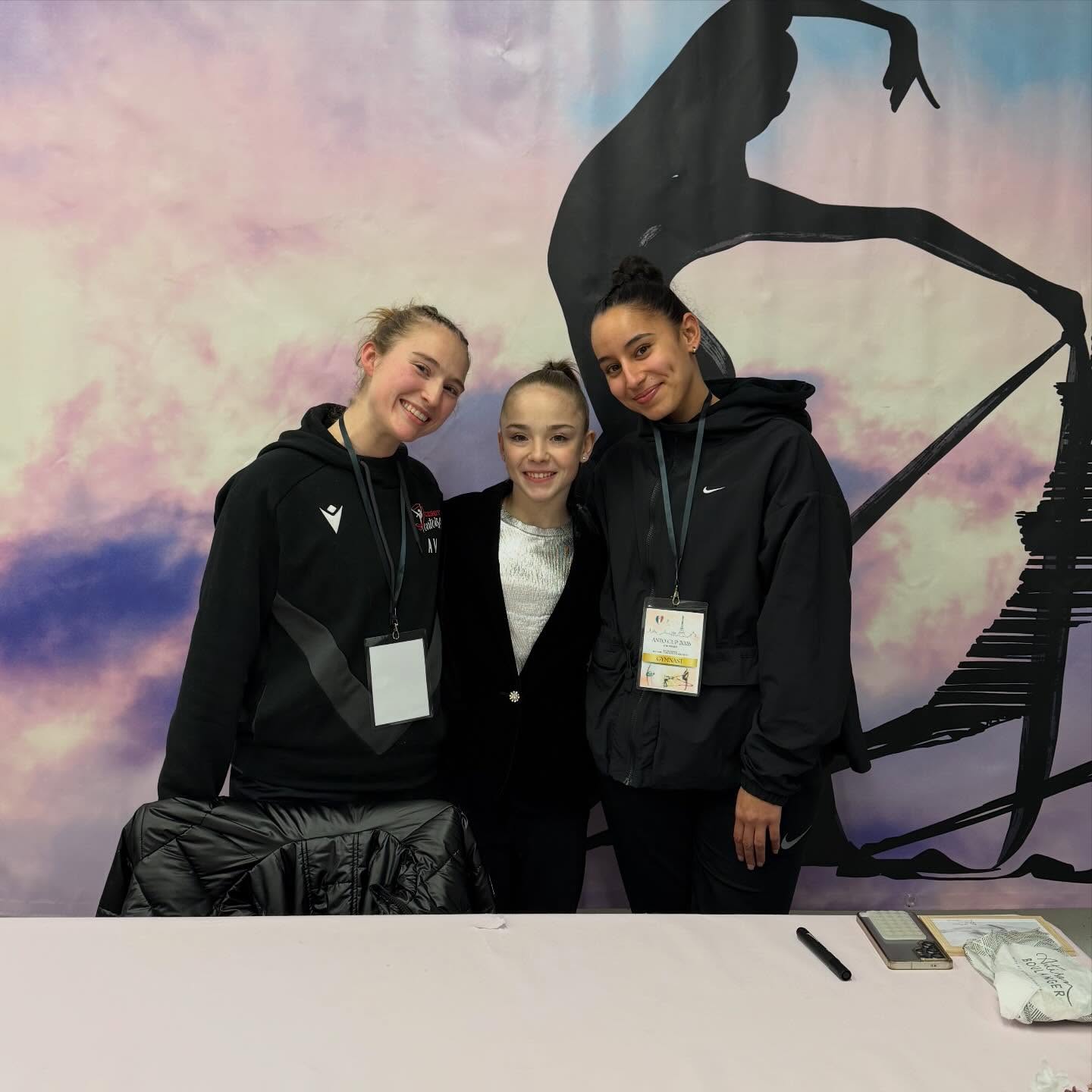 🏆 Anto Cup 2026 🏆
Ce week-end, 5 de nos gymnastes ont participé à l’Anto Cup !
Une très belle compétition en vue des Championnats de France pour Imen, Ambre et Margaux.
Une belle finale pour Auxane, et une compétition plus détendue pour Marie, qui participera à la Dream Cup en février.
Nos gymnastes ont également eu la chance de rencontrer Stiliana Nikolova,
grande gymnaste bulgare, participante aux JO 2024 et vice-championne du monde ! 😍