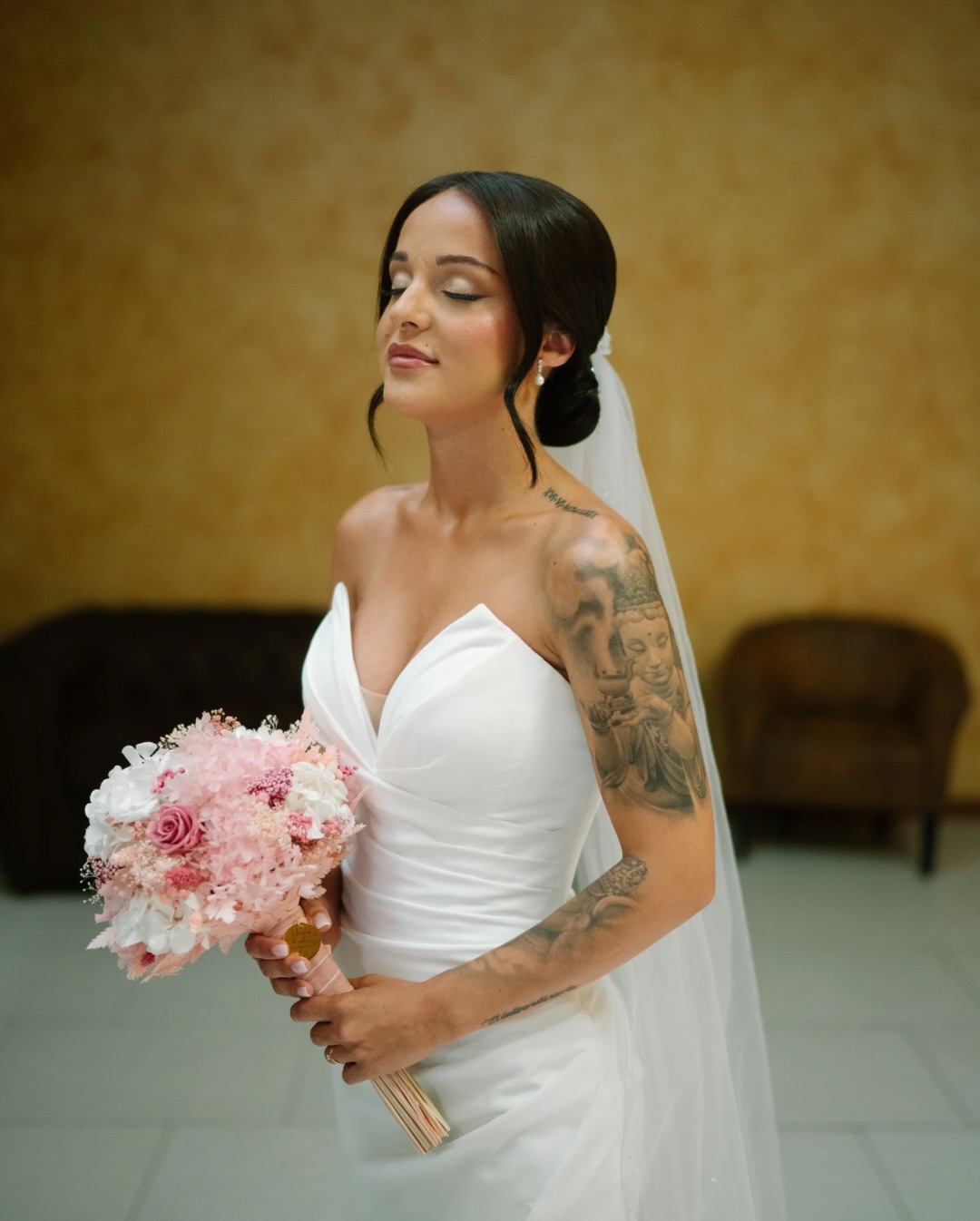 Los preparativos son un ritual. No es solo ponerse un vestido; son las manos que te ayudan a calzar los zapatos, el último toque de fijador a contraluz, la mirada concentrada mientras te maquillan.
Me encanta documentar este proceso de forma cruda y elegante. Sin dirigir, solo observando cómo Sandra se preparaba para el “sí” a Kevin.
De la acción del blanco y negro a la serenidad del color.
🤍 Desliza para ver la secuencia completa.
Espacio: @serratametlla
Vestido: @sedka_novias
MUAH: @dulcewedding
Flores: @dalia_artfloral
#juanfrapalos_fotografia #fotografobodasbarcelona #gettingready #bodas2026 #novias2026