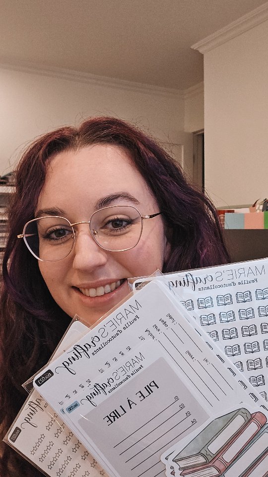 ✨️Je vous présente les produits de la collection Journal De Lecture qui seront disponibles ce dimanche à midi! 👀
P.S. J'essaie de faire plus de reels/stories avec mon visage même si j'aime pas full ça.
P.S.S. Pardonnez mes cheveux encore un peu humide, je les ais lavé ce matin... 🤷♀️