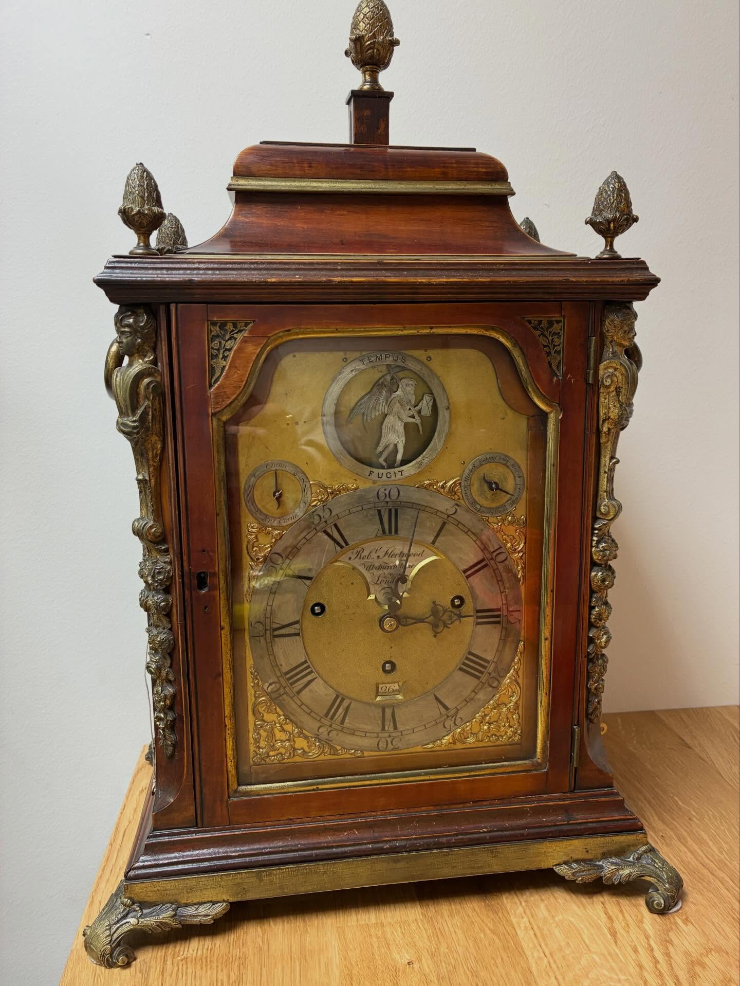 Helrenovering av ett biblioteksur från 1700-talets London med speldosa. Klockan kan spela 6 olika melodier vid heltimme eller när man vill om man drar i ett snöre. På fjärde bilden en normal väggursfjäder på 18mm bredd och speldosans fjäder på 42mm. Ett fantastiskt hantverk som de flesta moderna ur inte kan komma i närheten av.
#urmakeri #klocka #tidlosaur #uppsala #biblioteksur