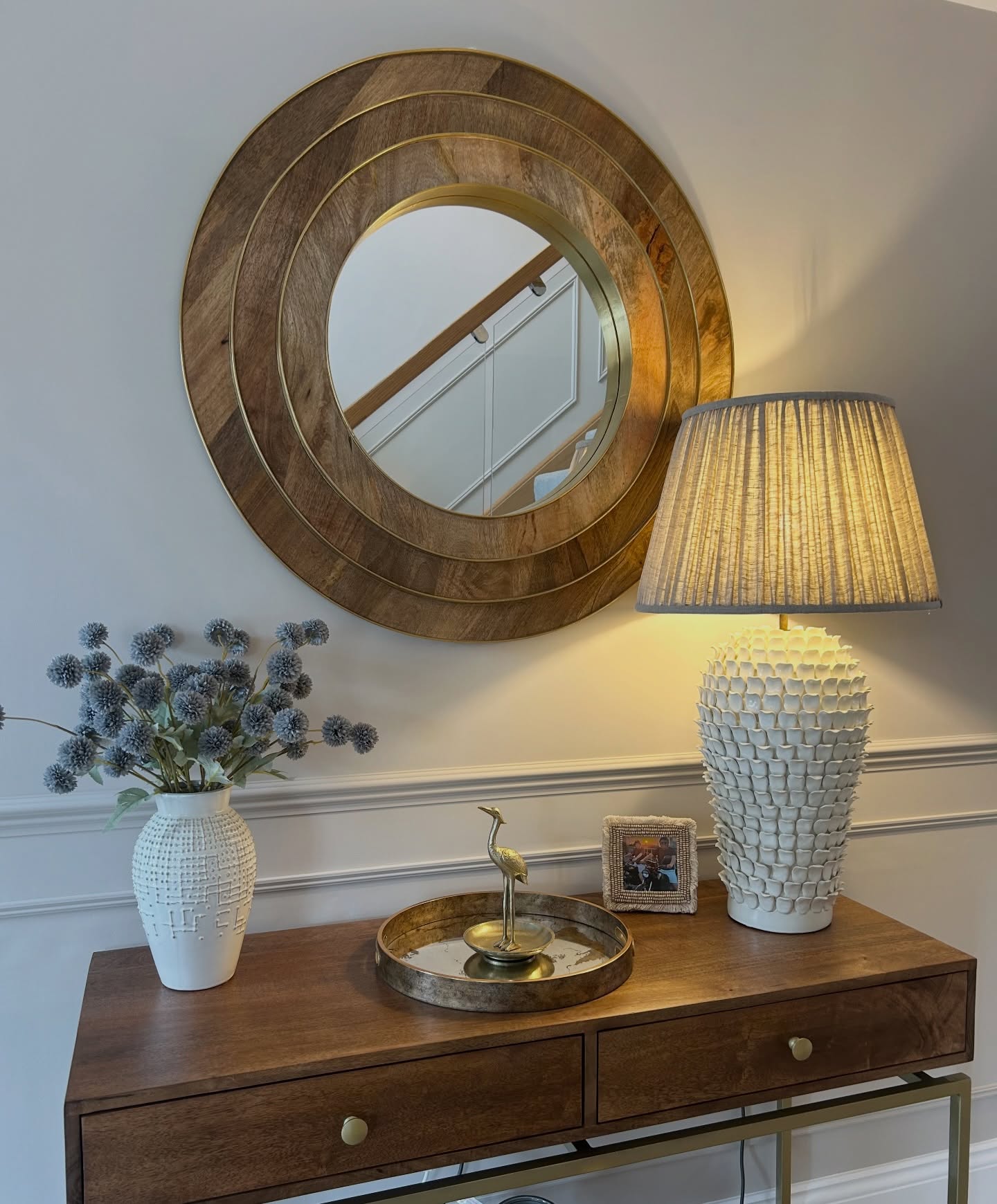 A hallway sets the tone for the rest of the home 🤍
This space was part of a project we completed last year, with warm neutral shades layered with the natural texture of the wood, traditional wall panelling and antique brass to create a welcoming first impression. The statement lamp, mirror and carefully chosen accessories add depth, warmth and a sense of balance.
Even the spaces we move through every day deserve to feel considered and personal.
If you’d like help creating a home that feels more reflective of you, get in touch to book your free discovery call via the link in the bio 🤍
Project | Modern Farmhouse
Design @gemmabudworthinteriors
#HallwayDesign #LuxuryInteriors #LayeredInteriors #InteriorDetails #GemmaBudworthInteriors